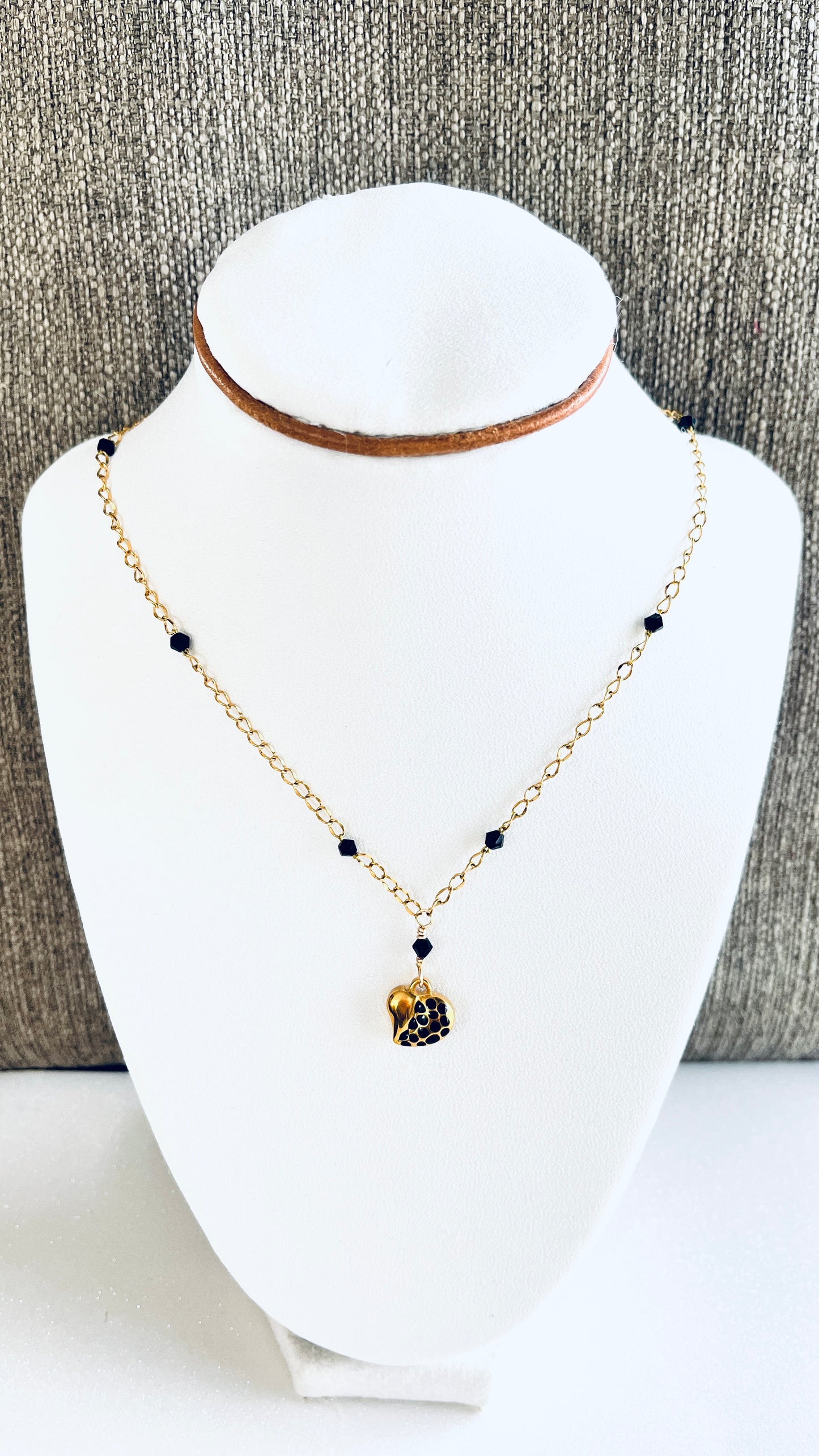 Collar de acero inoxidable con destellos de cristales negros y un encantador dije de corazón con detalles negro - K.Beloved LLC