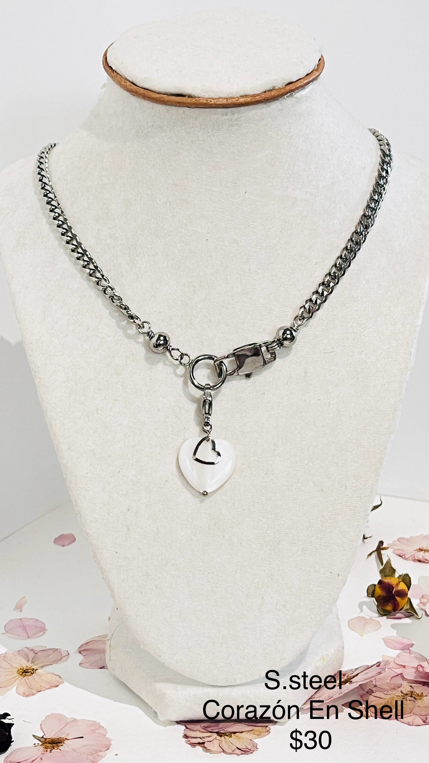 ¡Añade versatilidad a tu joyero con nuestra cadena cubana y dije de Corazón en Concha ,intercambiable ! - K.Beloved LLC