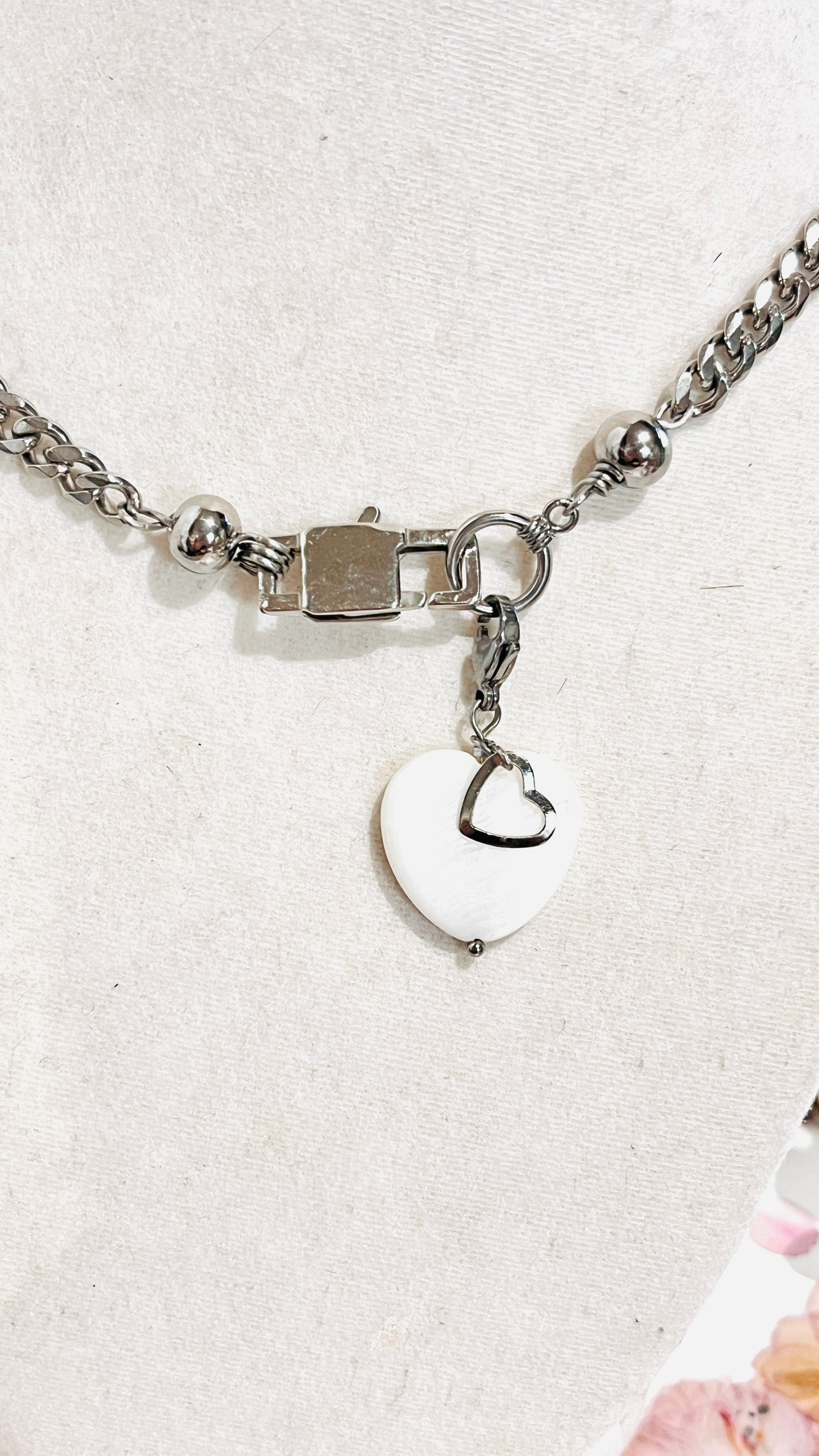 ¡Añade versatilidad a tu joyero con nuestra cadena cubana y dije de Corazón en Concha ,intercambiable ! - K.Beloved LLC