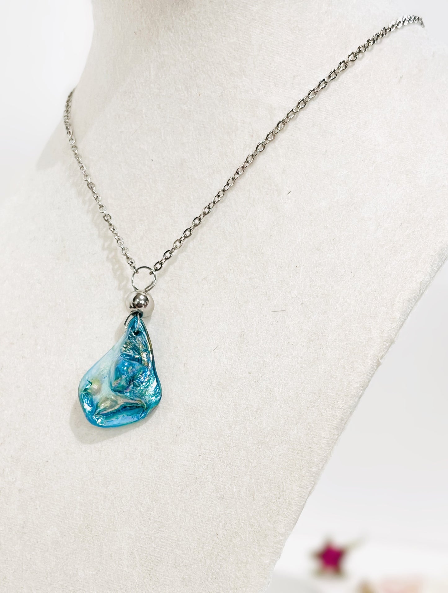 ¡Explora la belleza del mar con este Collar de acero inoxidable y dijes de Lágrimas de Concha - K.Beloved LLC