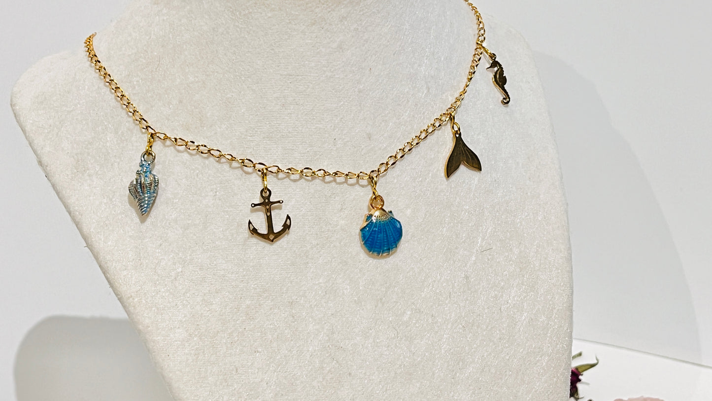 Collar en Acero Inoxidable con Dijes Playeros color azul y dorado - K.Beloved LLC