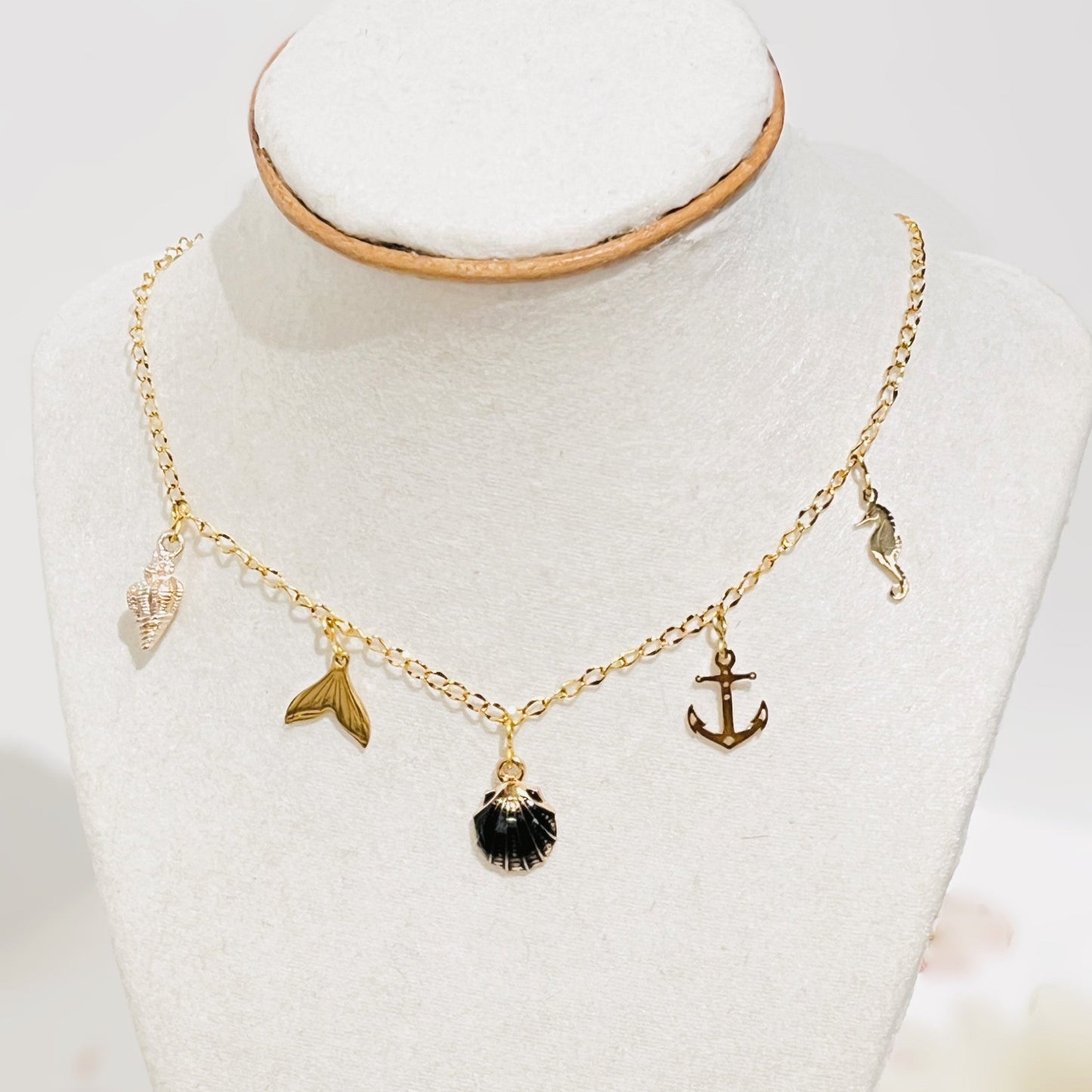 Collar en Acero Inoxidable con Dijes Playeros en colores negros y dorados - K.Beloved LLC