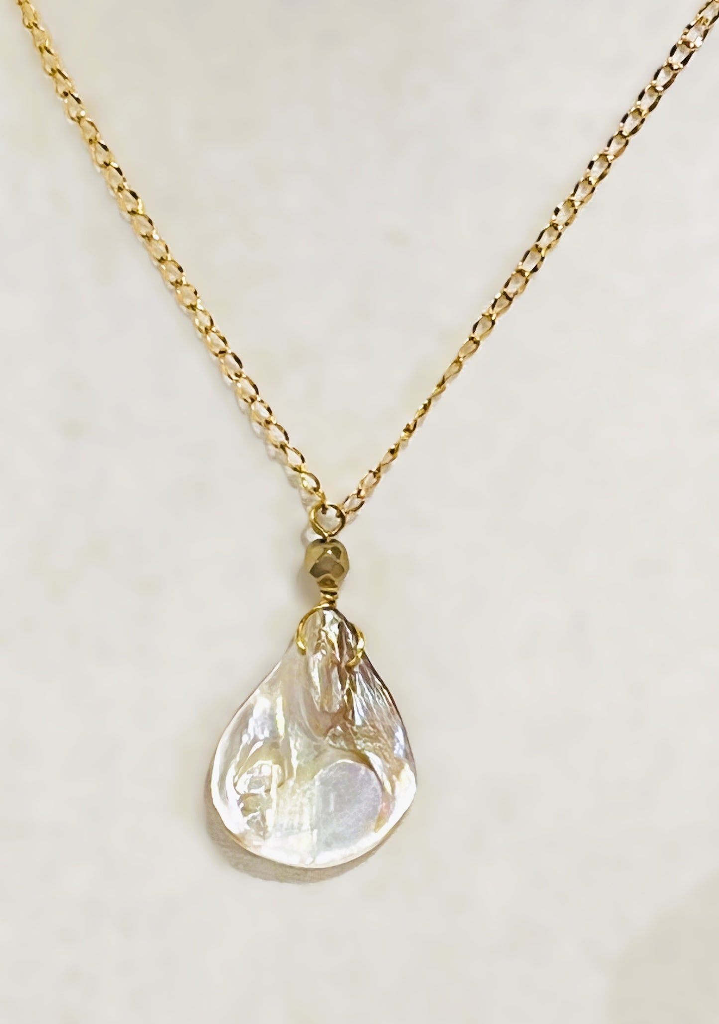 Collar en Acero Inoxidable con Colgante en Lágrima de Concha Natural - K.Beloved LLC