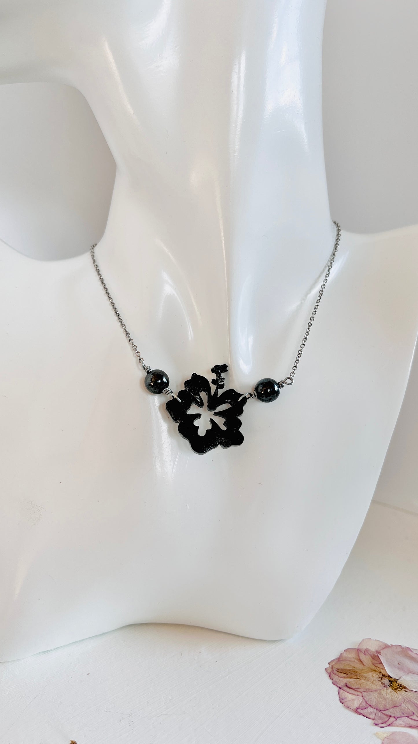 Collar Unisex , en Acero Inoxidable con Flor Grande Maga en Resina Negro con Piedra Agate negra - K.Beloved LLC