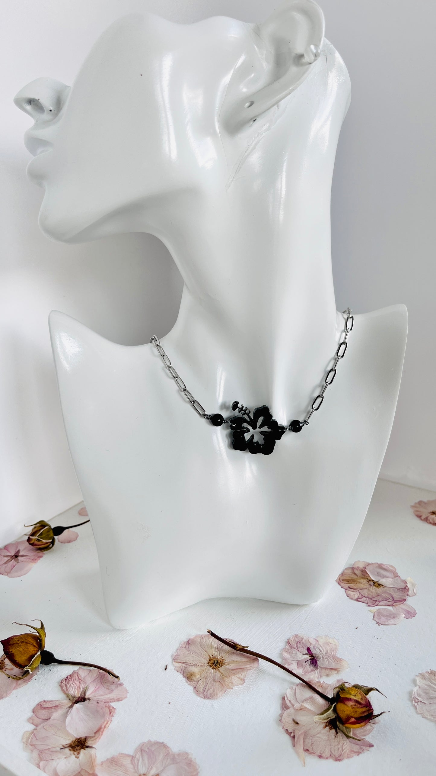 Collar Unisex , en Acero Inoxidable con Flor Grande Maga en Resina Negro con Piedra Agate negra - K.Beloved LLC