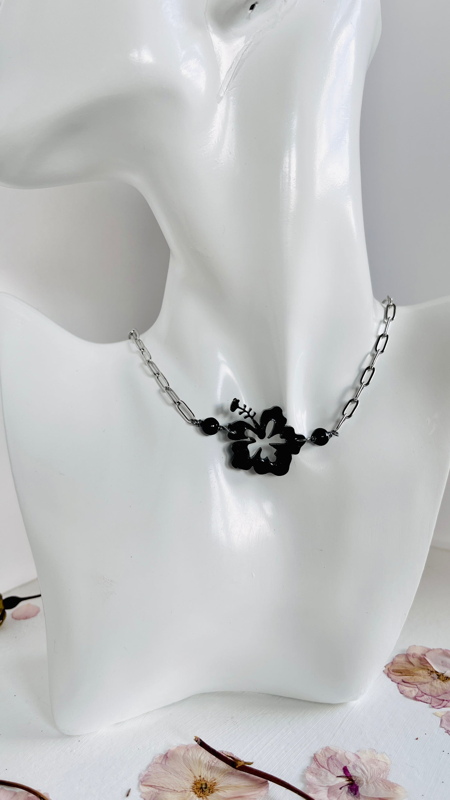 Collar Unisex , en Acero Inoxidable con Flor Grande Maga en Resina Negro con Piedra Agate negra - K.Beloved LLC