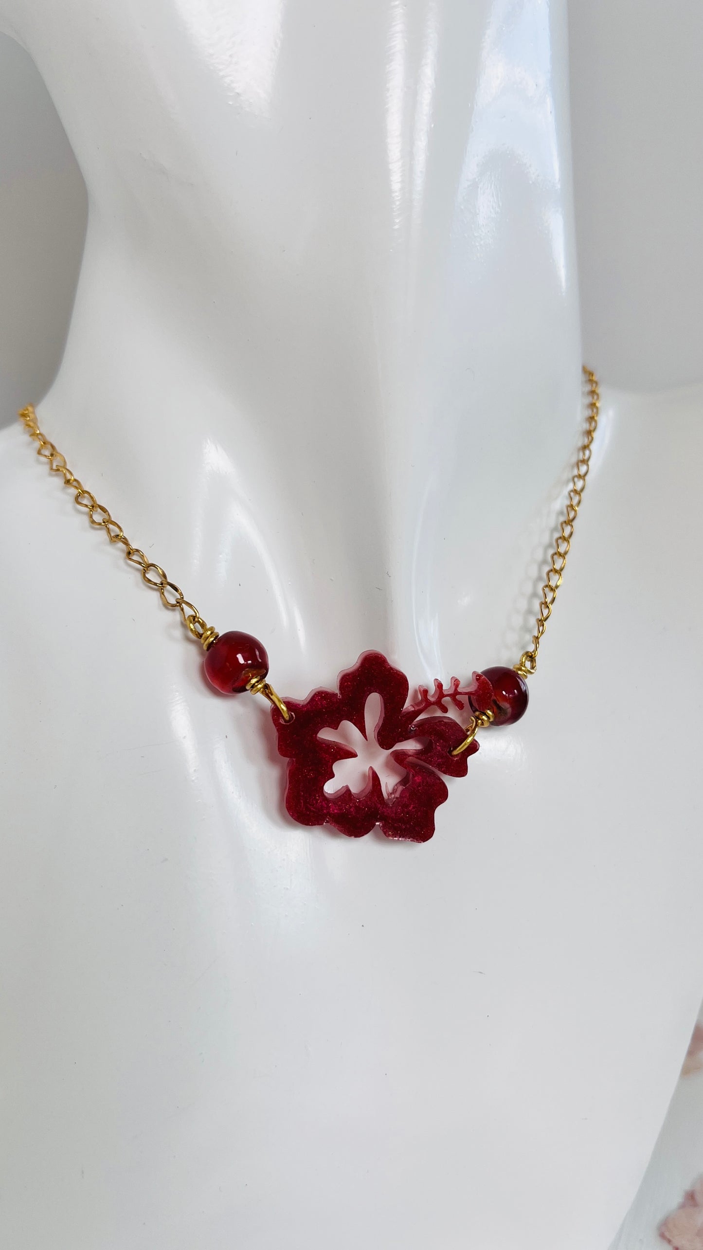 Collar en Acero Inoxidable en dorado con Flor Maga en Resina en color Rojo Oscuro - K.Beloved LLC