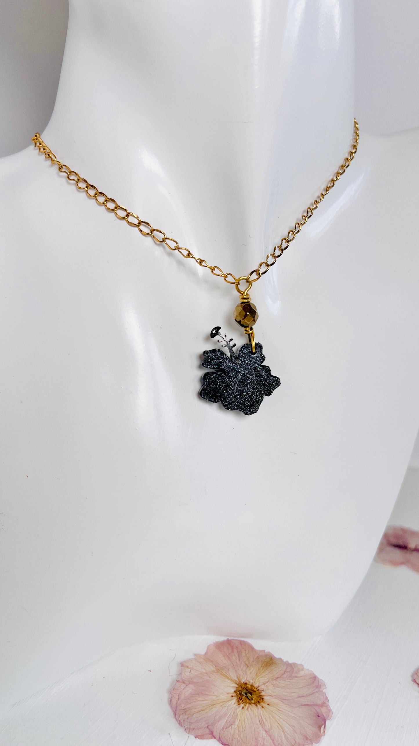 Collar en Acero Inoxidable 316 , con Colgante en Resina Flor Maga - K.Beloved LLC