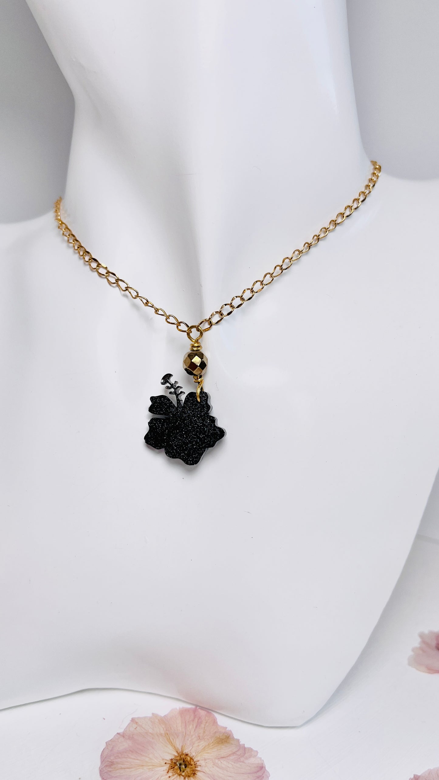 Collar en Acero Inoxidable 316 , con Colgante en Resina Flor Maga - K.Beloved LLC