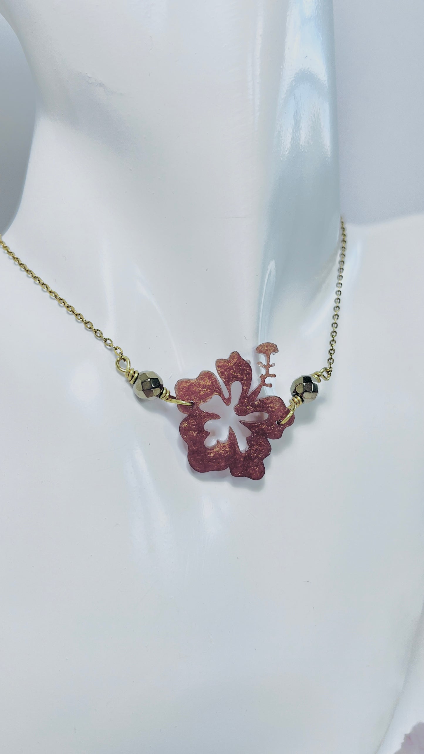 Collar en Acero Inoxidable con La Flor Maga en Resina color Marron con Piedra Hematite Dorado - K.Beloved LLC