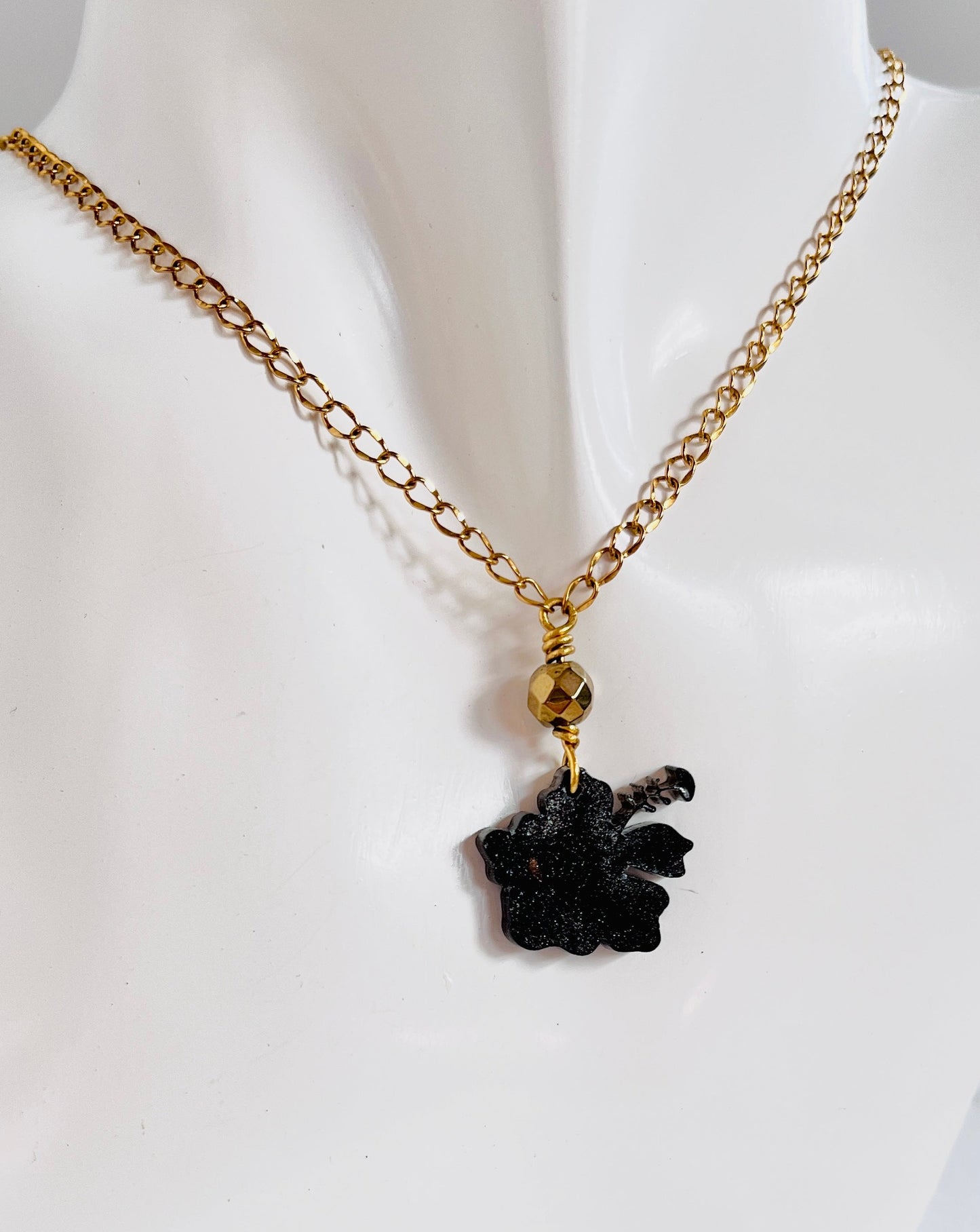 Collar en Acero Inoxidable 316 , con Colgante en Resina Flor Maga - K.Beloved LLC