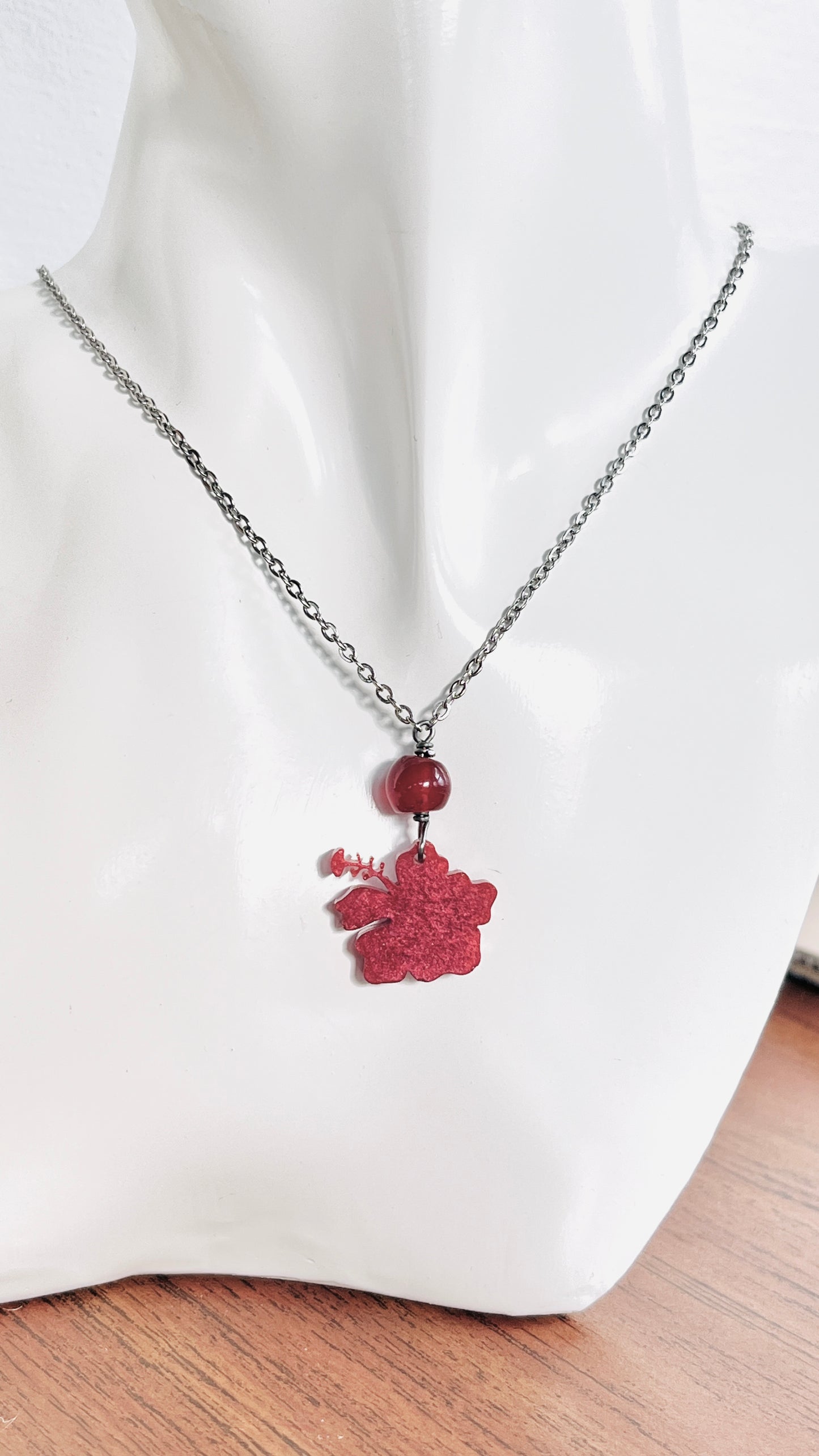 Collar en Acero Inoxidable con Colgante en Resina Flor Maga color Rojo Oscuro - K.Beloved LLC
