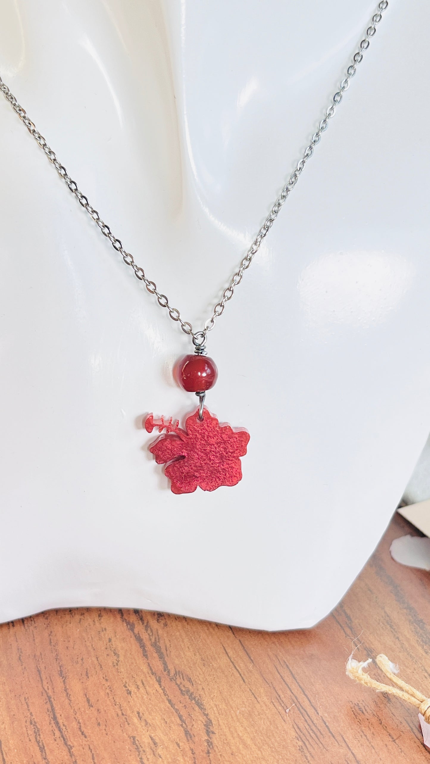 Collar en Acero Inoxidable con Colgante en Resina Flor Maga color Rojo Oscuro - K.Beloved LLC
