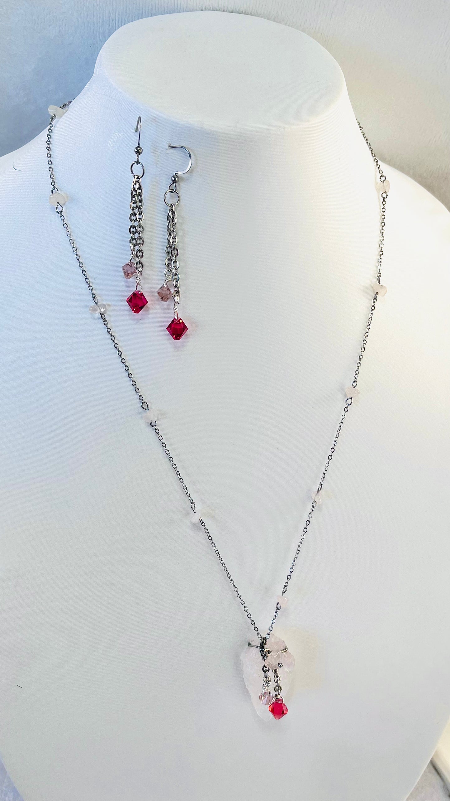 Destellos de Serenidad: Collar Largo de Cuarzo con chispa de Cristal Swarovski - K.Beloved LLC