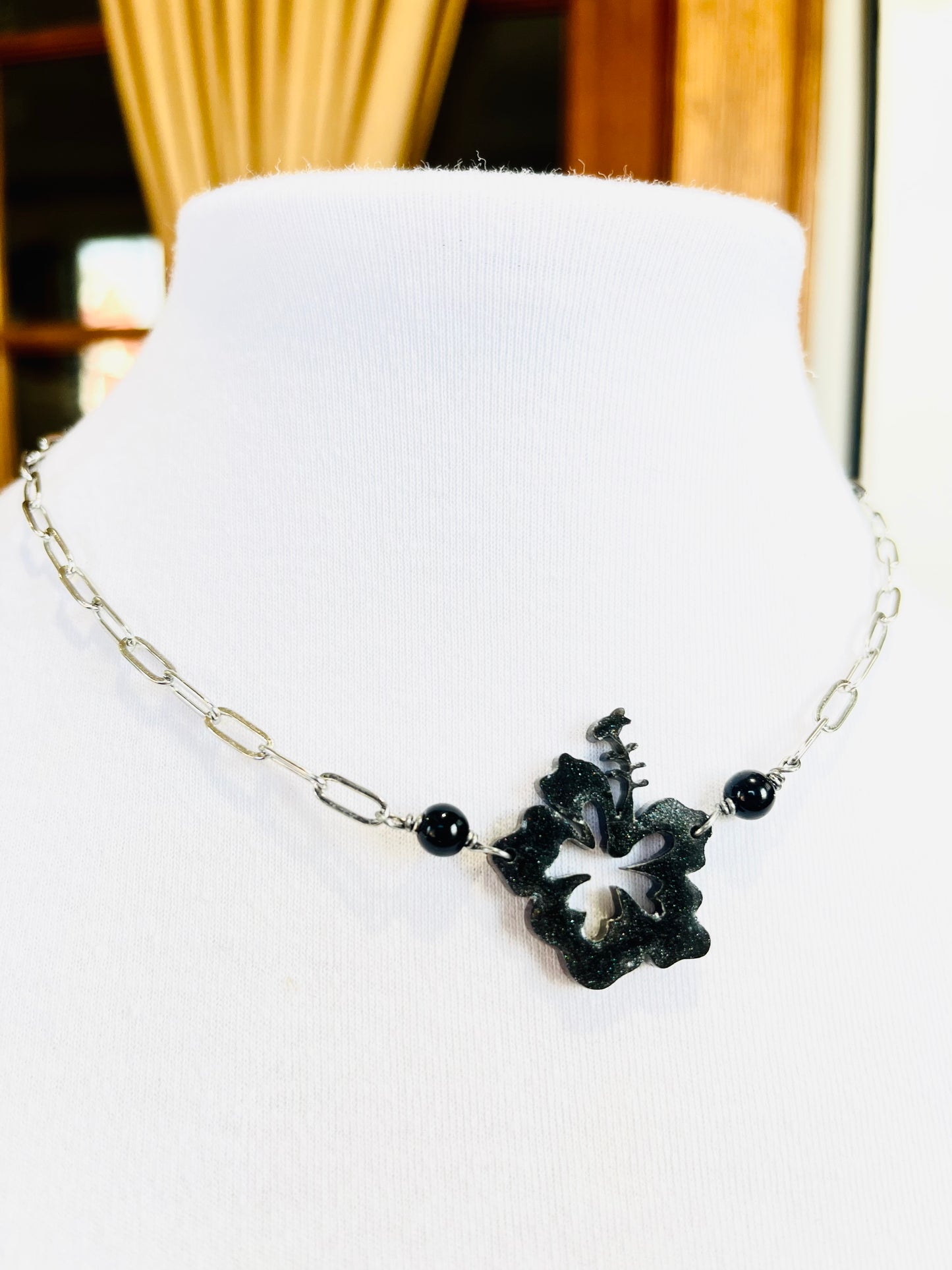 Collar Unisex , en Acero Inoxidable con Flor Grande Maga en Resina Negro con Piedra Agate negra - K.Beloved LLC