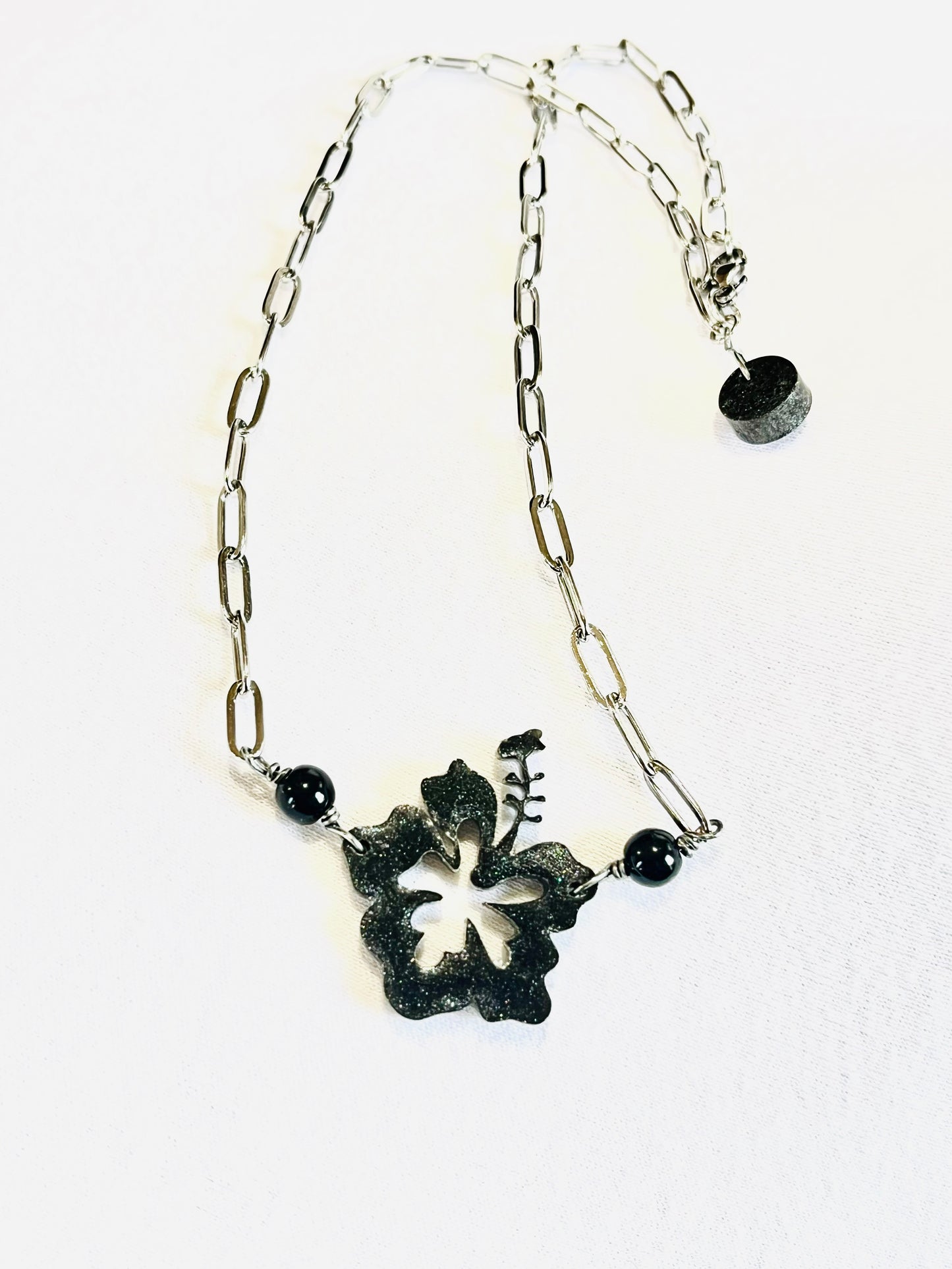 Collar Unisex , en Acero Inoxidable con Flor Grande Maga en Resina Negro con Piedra Agate negra - K.Beloved LLC
