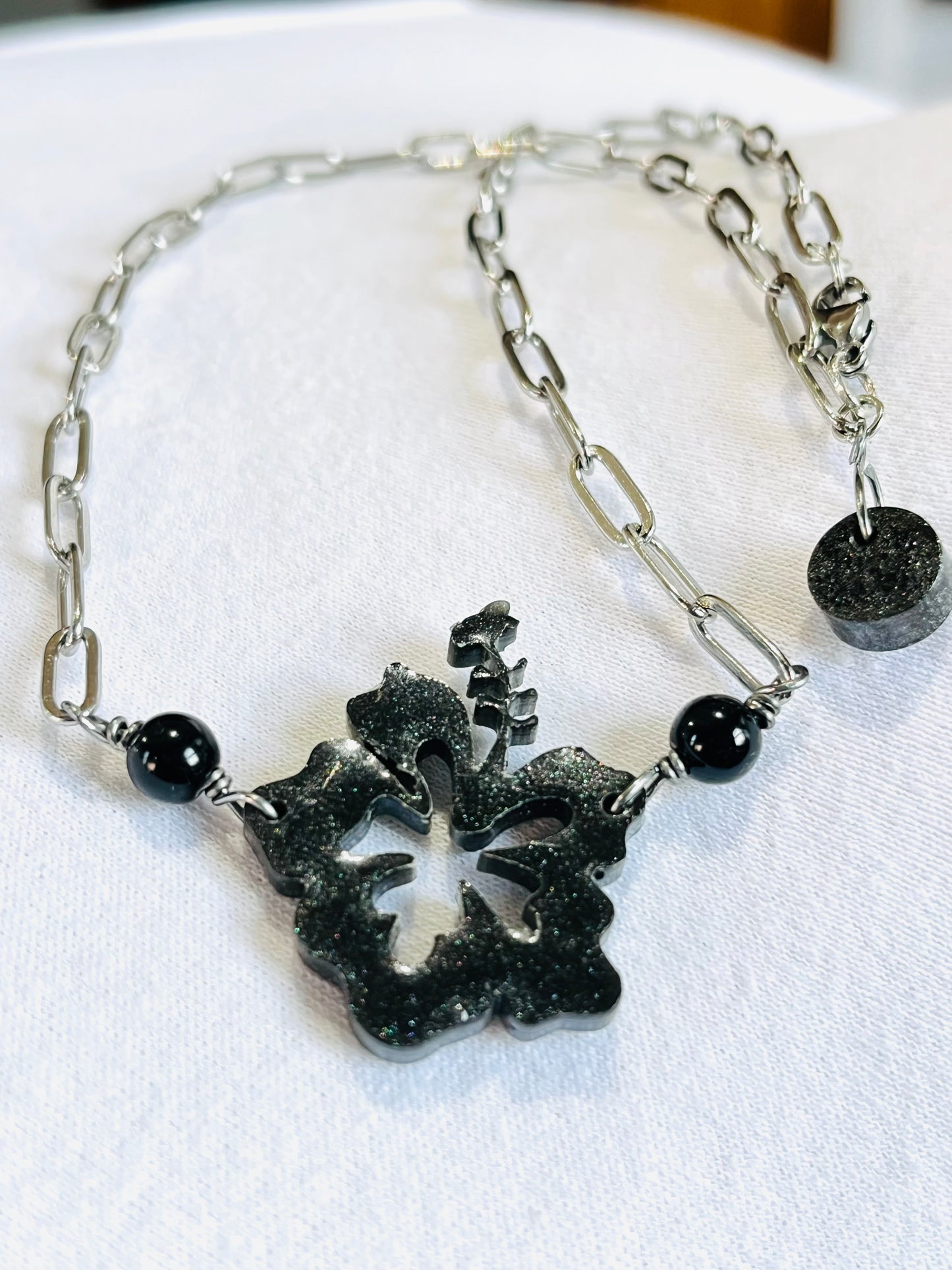 Collar Unisex , en Acero Inoxidable con Flor Grande Maga en Resina Negro con Piedra Agate negra - K.Beloved LLC
