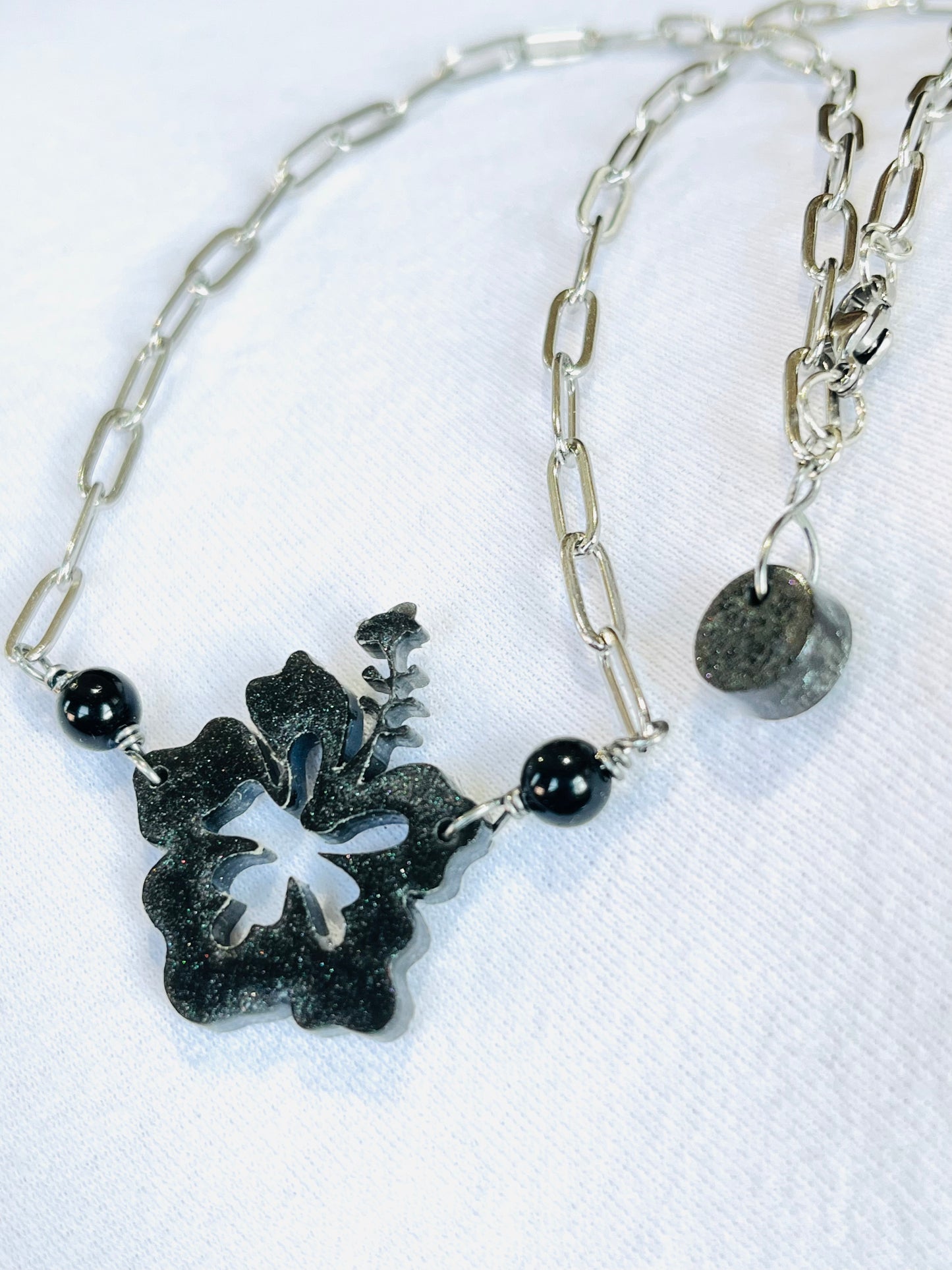Collar Unisex , en Acero Inoxidable con Flor Grande Maga en Resina Negro con Piedra Agate negra - K.Beloved LLC