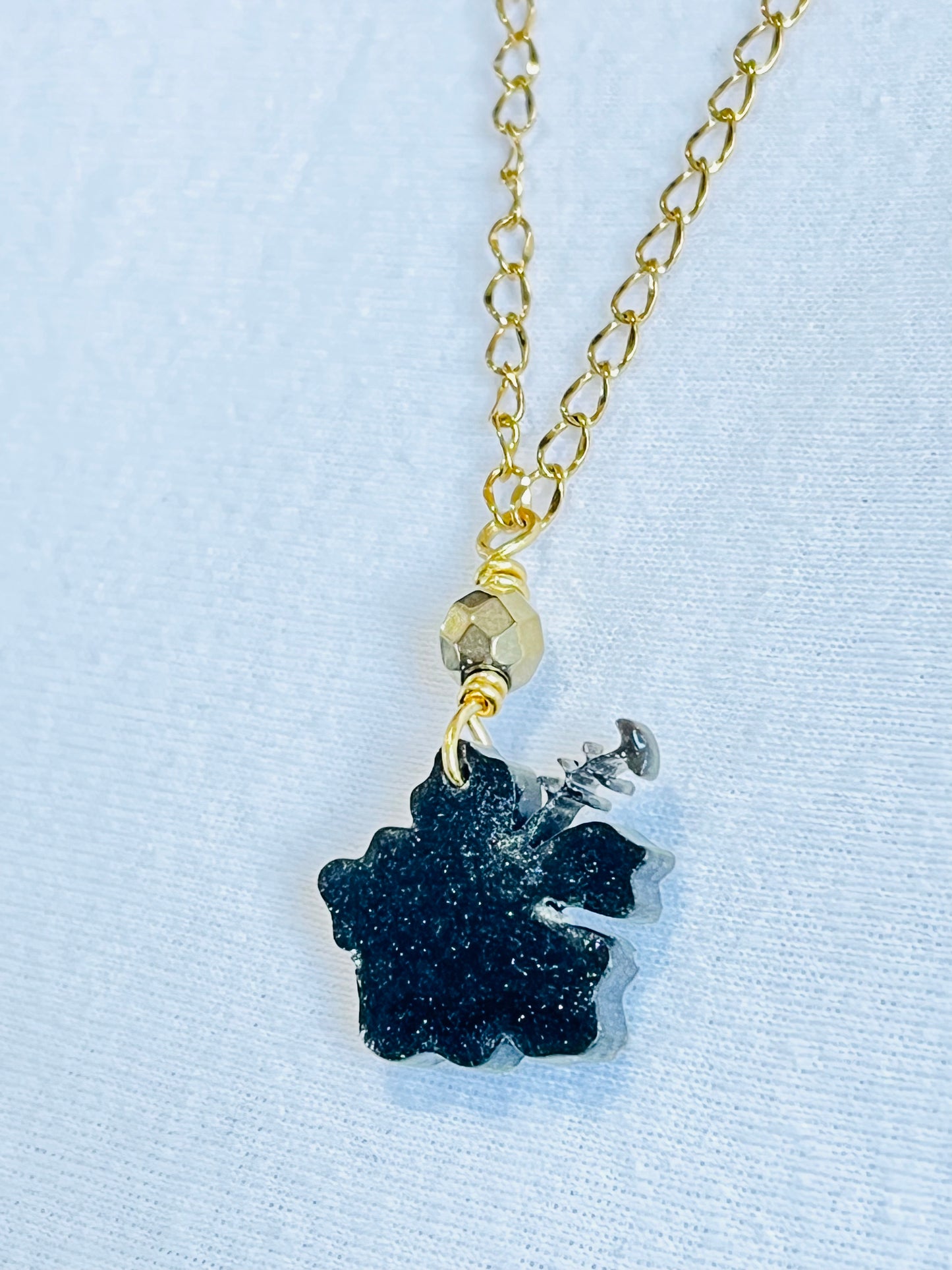 Collar en Acero Inoxidable 316 , con Colgante en Resina Flor Maga - K.Beloved LLC