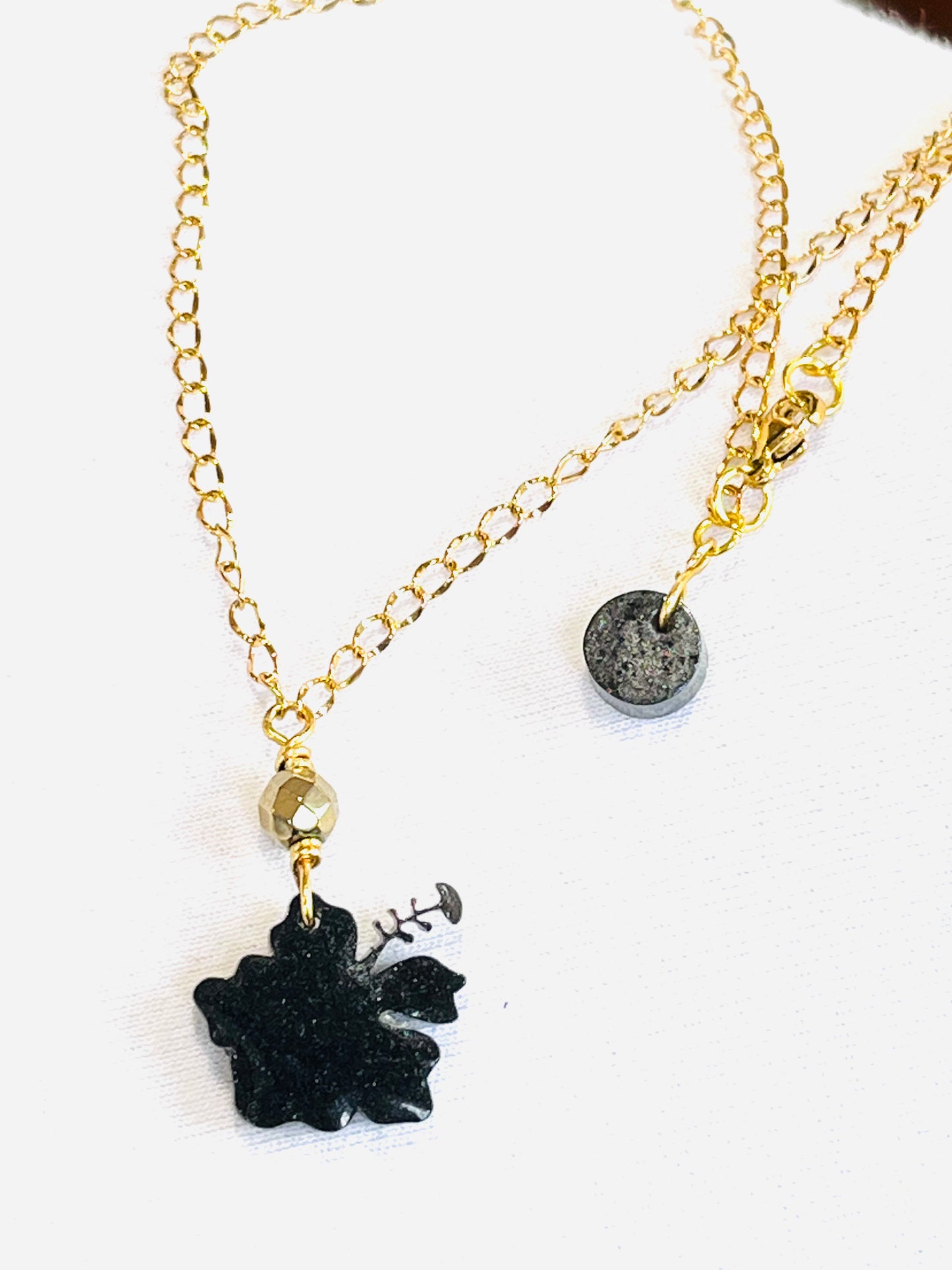 Collar en Acero Inoxidable 316 , con Colgante en Resina Flor Maga - K.Beloved LLC