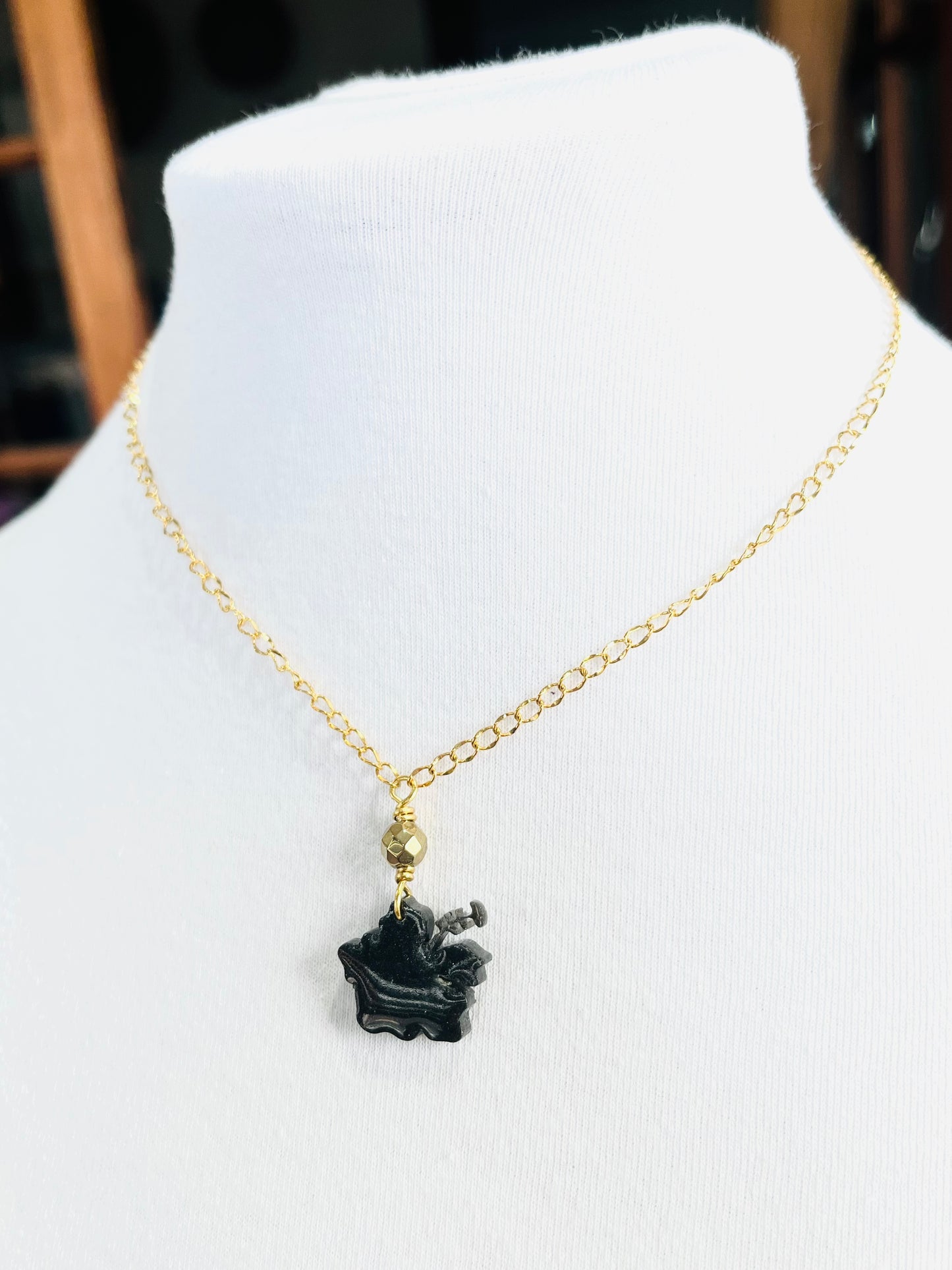 Collar en Acero Inoxidable 316 , con Colgante en Resina Flor Maga - K.Beloved LLC