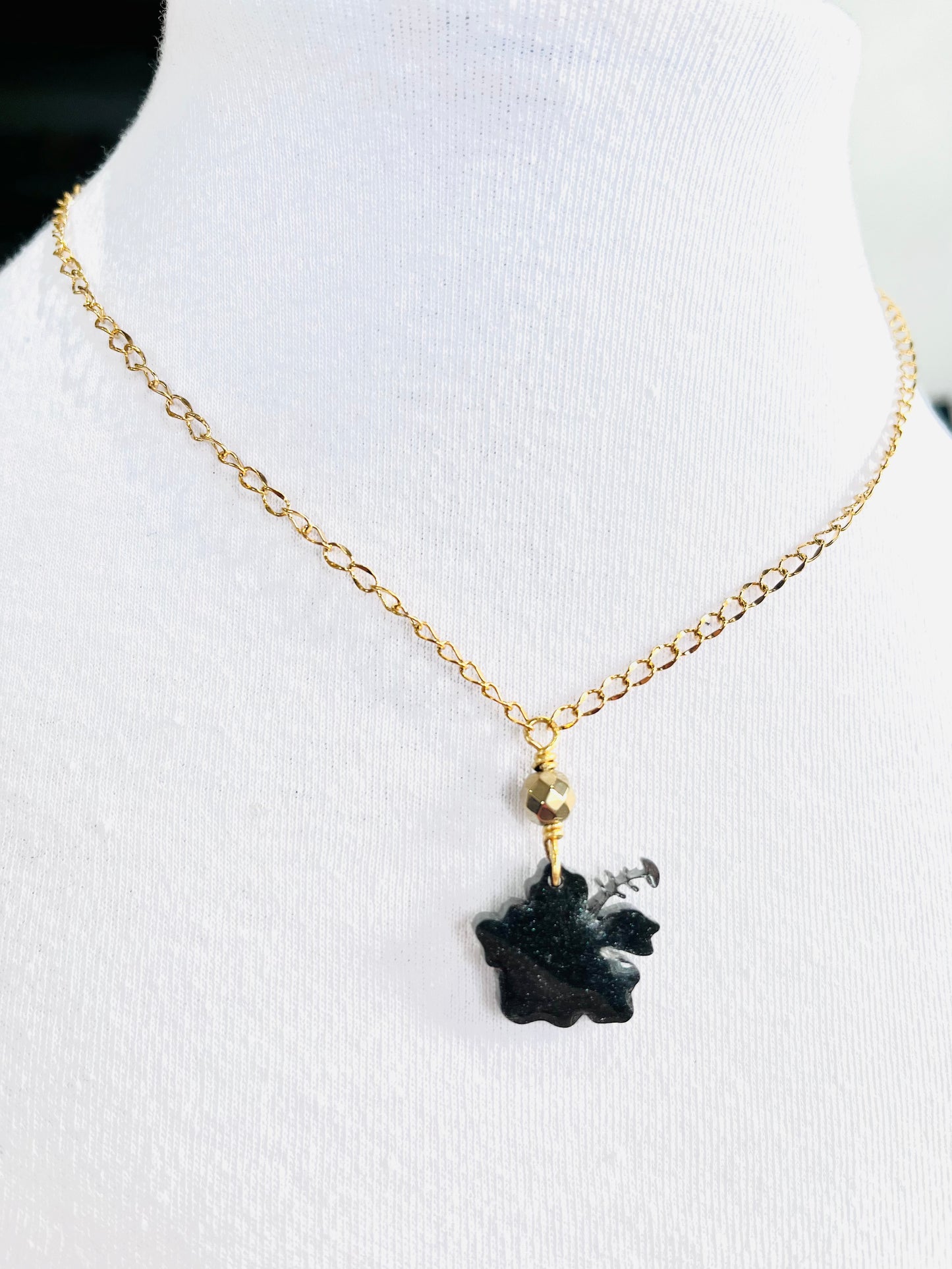 Collar en Acero Inoxidable 316 , con Colgante en Resina Flor Maga - K.Beloved LLC