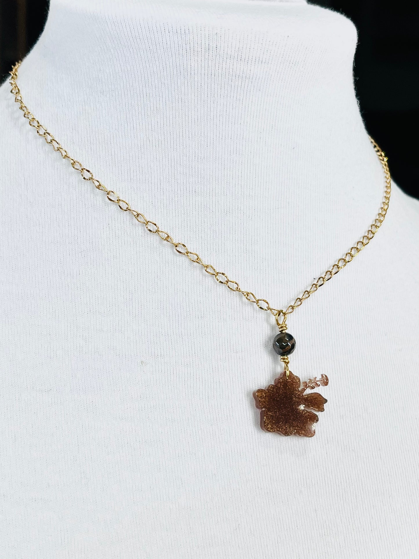 Collar en Acero Inoxidable con Colgante en Resina de Flor Maga color Marron - K.Beloved LLC