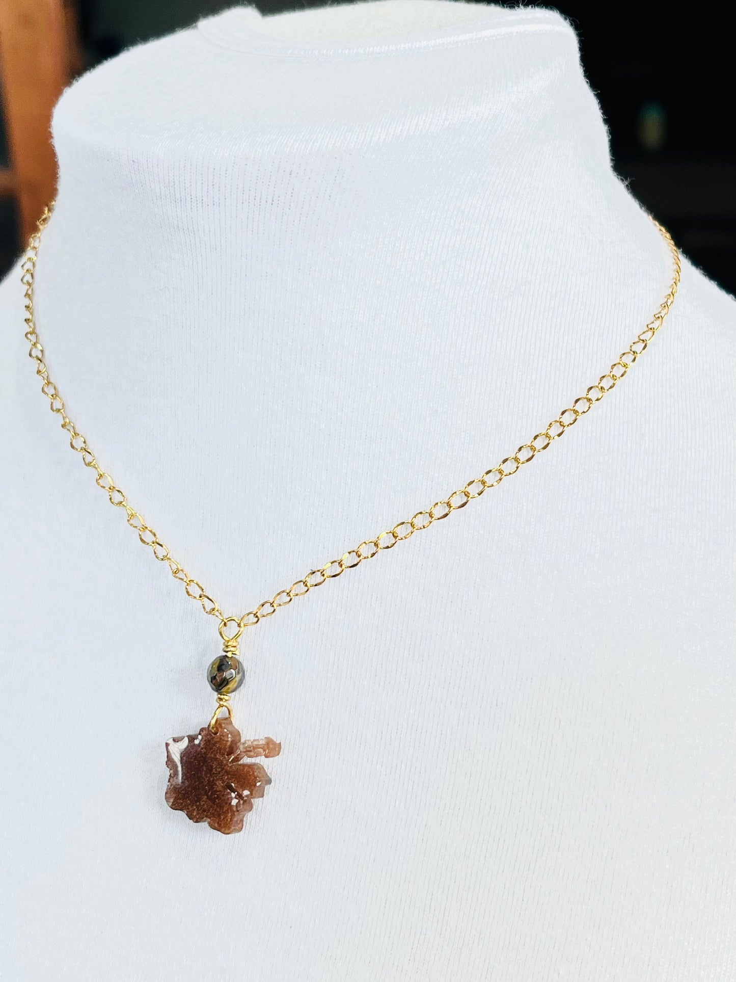 Collar en Acero Inoxidable con Colgante en Resina de Flor Maga color Marron - K.Beloved LLC