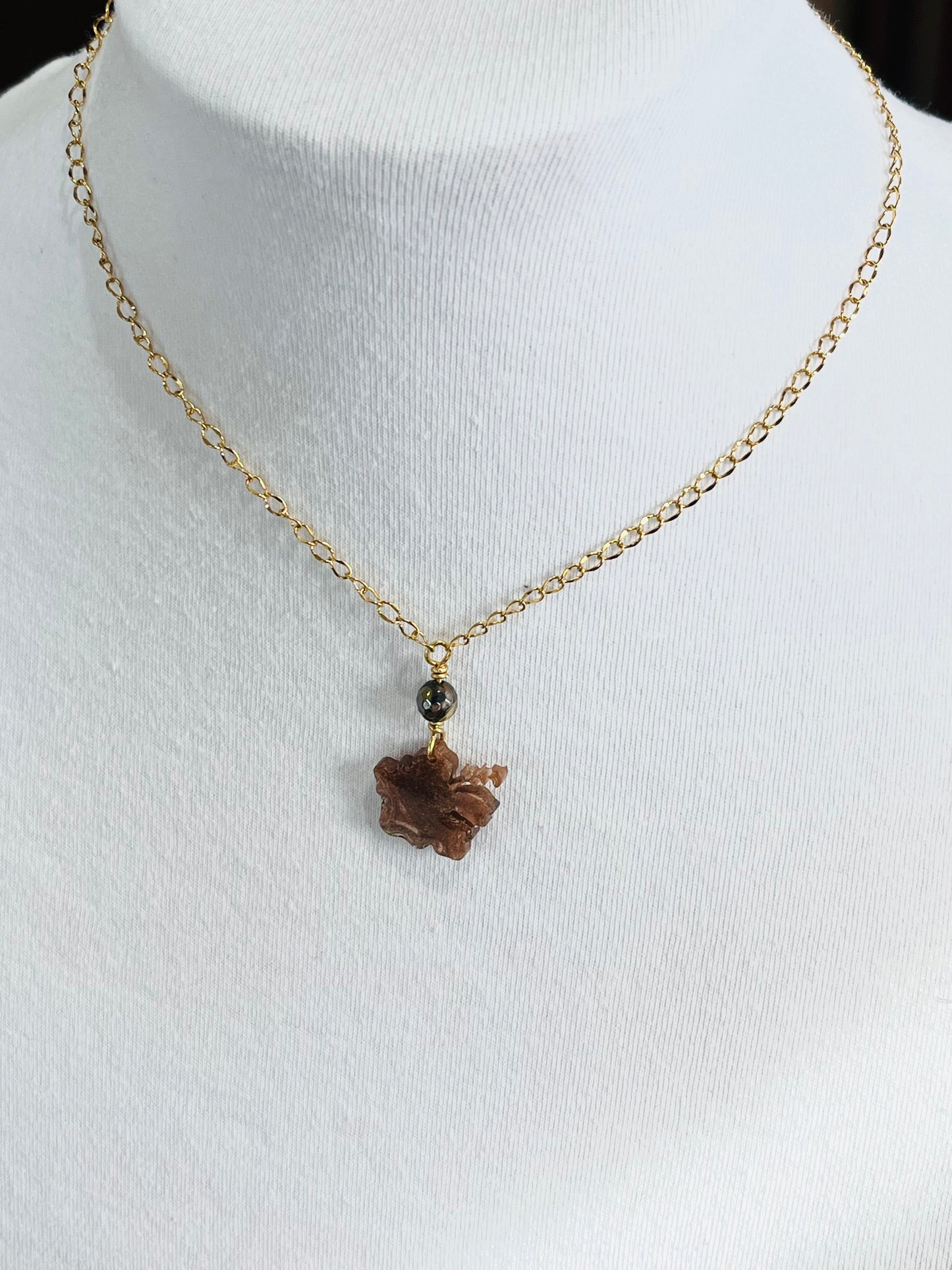 Collar en Acero Inoxidable con Colgante en Resina de Flor Maga color Marron - K.Beloved LLC