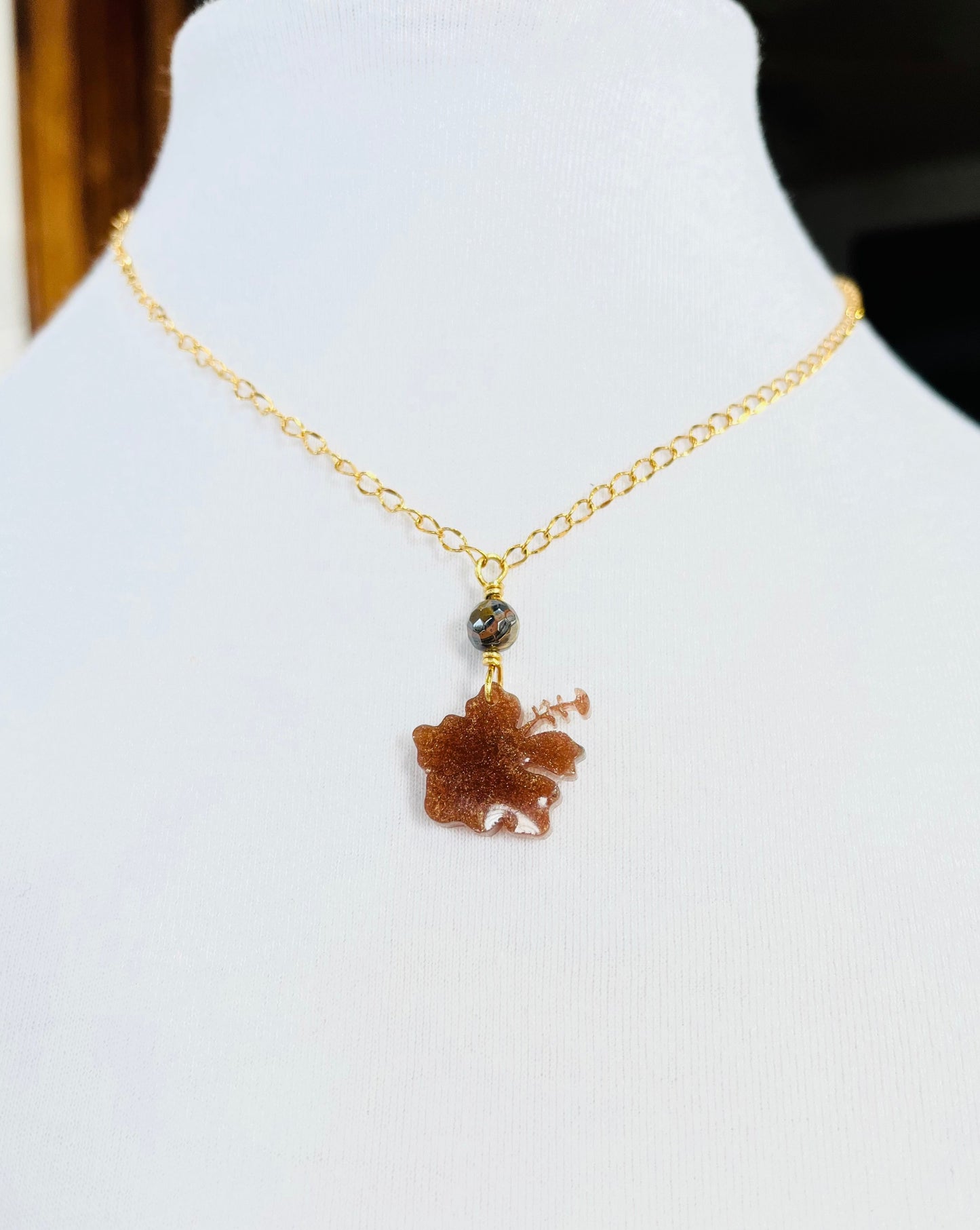 Collar en Acero Inoxidable con Colgante en Resina de Flor Maga color Marron - K.Beloved LLC