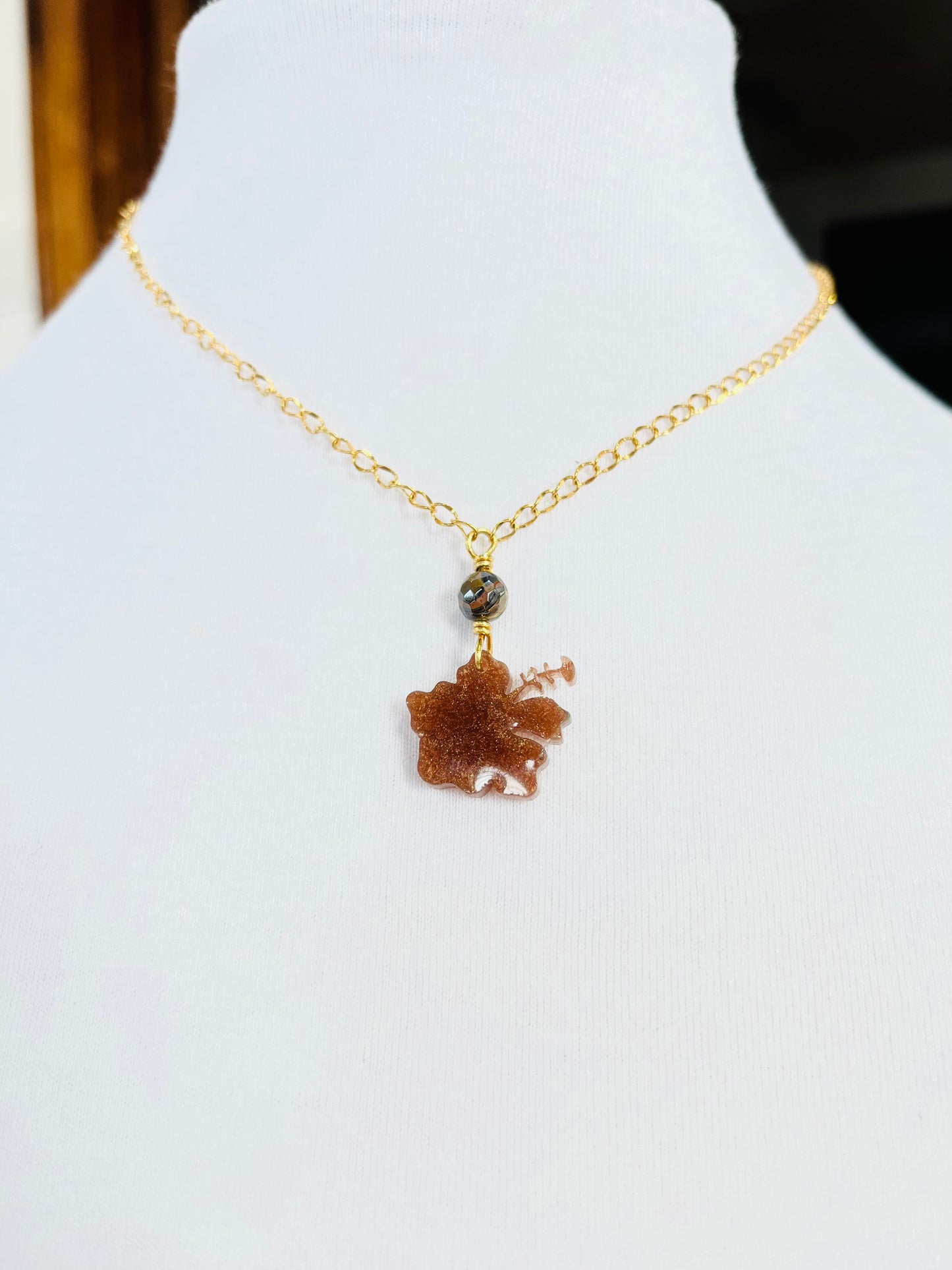 Collar en Acero Inoxidable con Colgante en Resina de Flor Maga color Marron - K.Beloved LLC