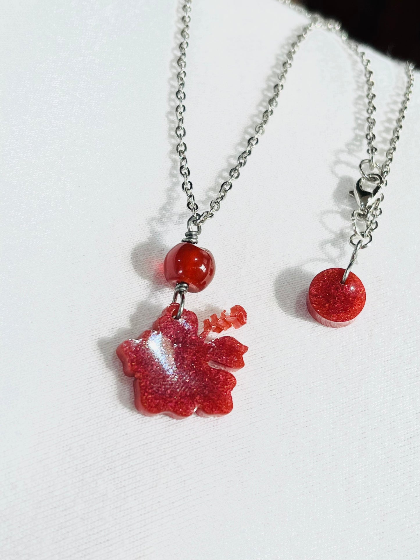 Collar en Acero Inoxidable con Colgante en Resina Flor Maga color Rojo Oscuro - K.Beloved LLC