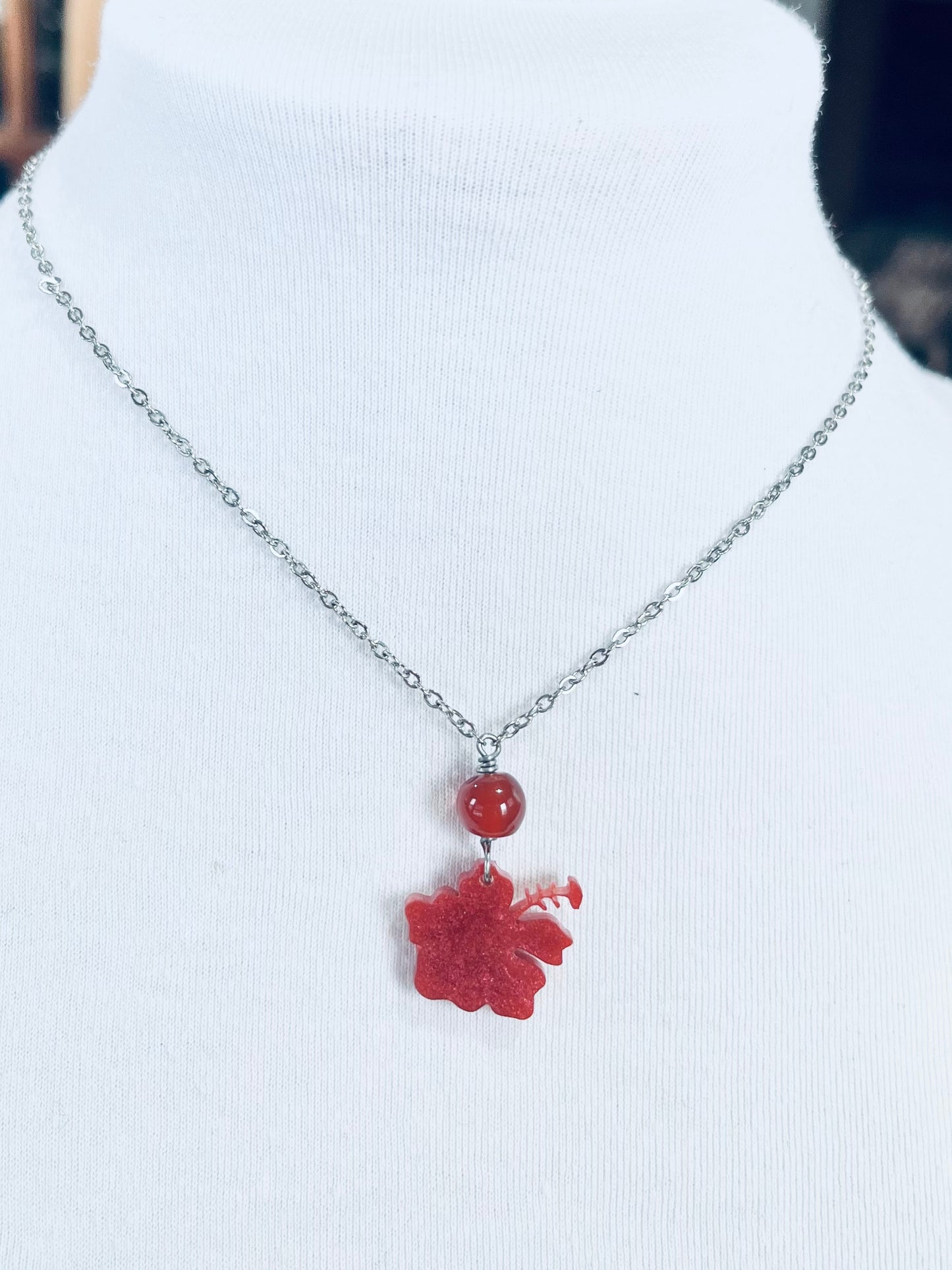 Collar en Acero Inoxidable con Colgante en Resina Flor Maga color Rojo Oscuro - K.Beloved LLC