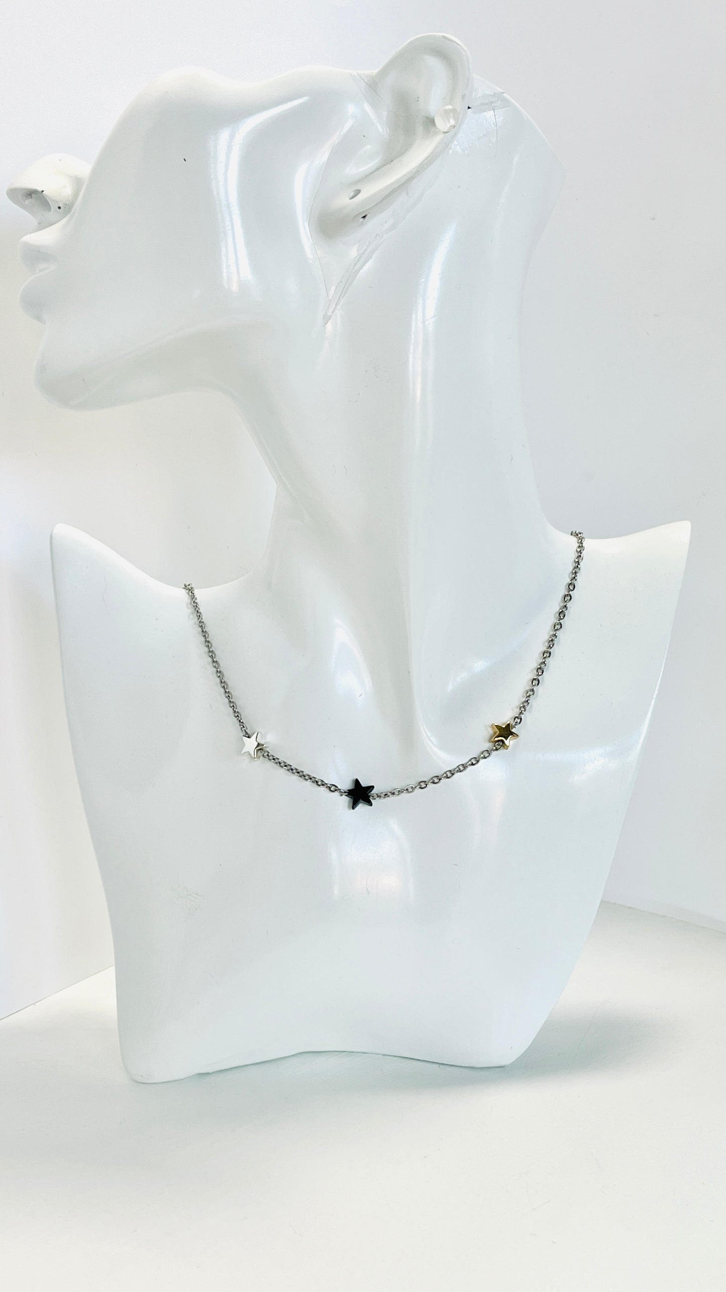 "Trío Estelar: Collar de Acero Inoxidable con Estrellas Tricolor - K.Beloved LLC