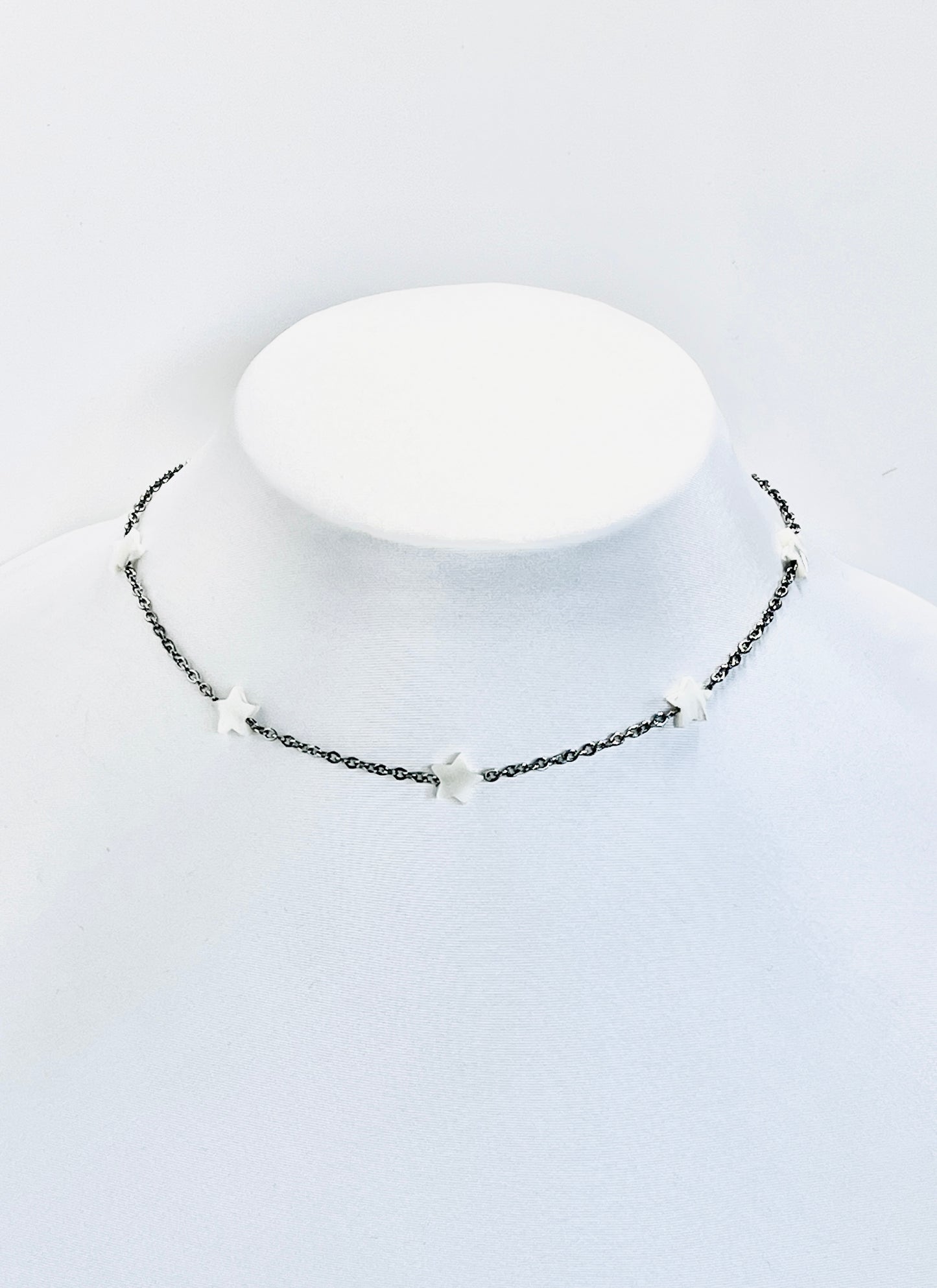 "Encanto Estelar: Collar de Acero Inoxidable con Brillantes Estrellas Blancas" - K.Beloved LLC