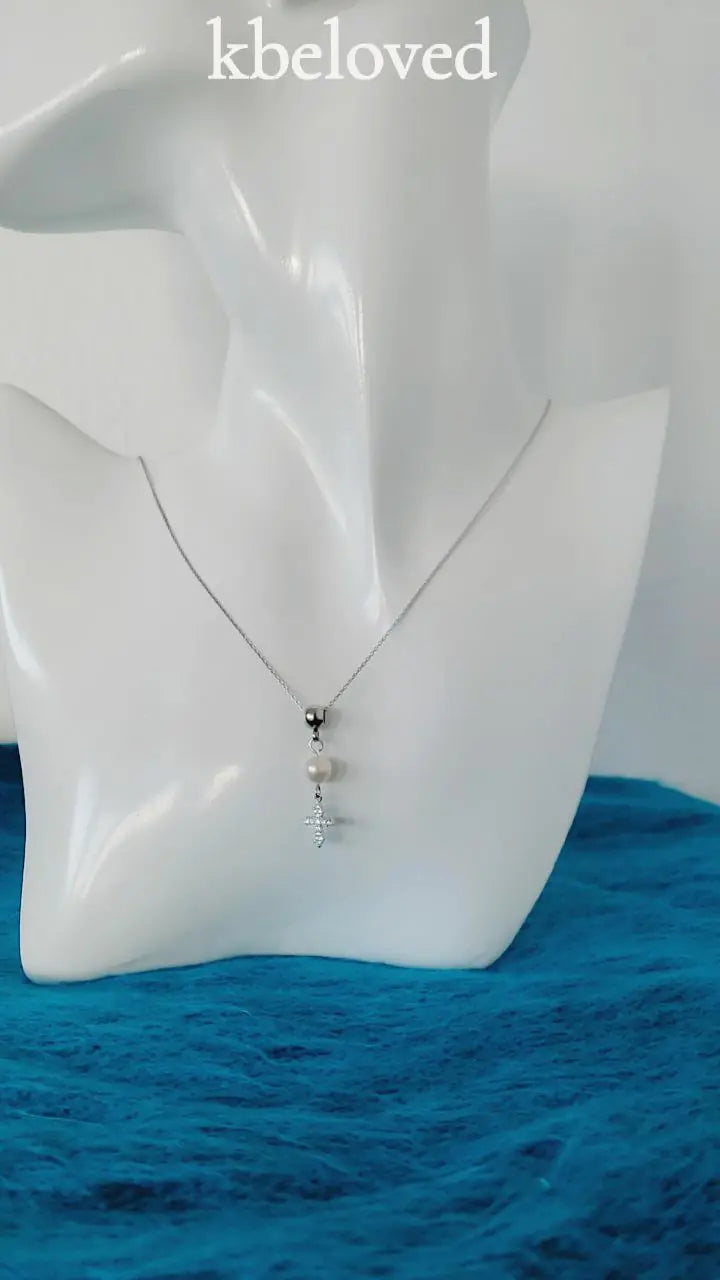 Cadena en 925, presenta un hermoso cuarzo redondo color violeta , con un Colgante de cruz de plata de primera ley con incrustaciones de Piedras Zirconia . - K.Beloved LLC