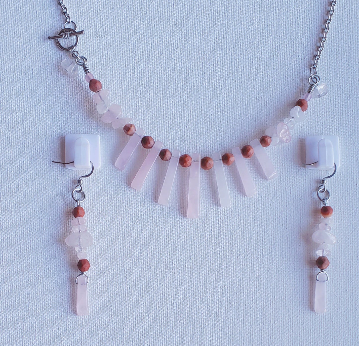 Este conjunto de Collar y Aretes está compuesto por piedras preciosas de cuarzo rosa que aportarán un aspecto suave y delicado - K.Beloved LLC