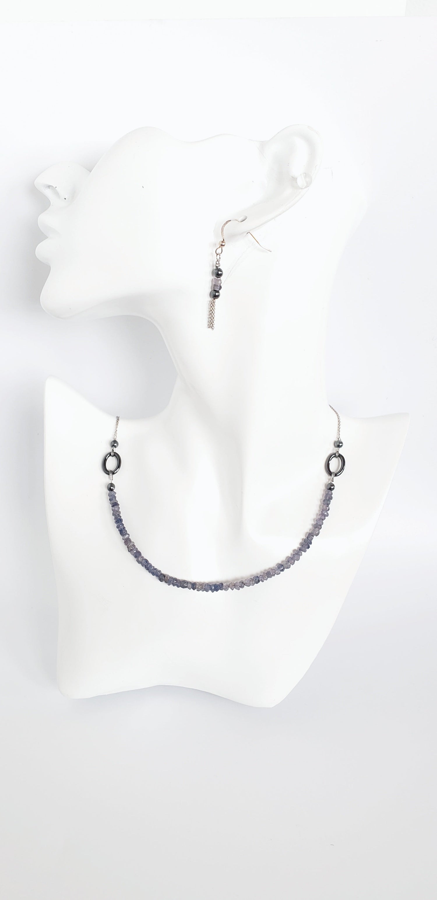 Descubre el complemento ideal para tu look con nuestra colección de collares y aretes.