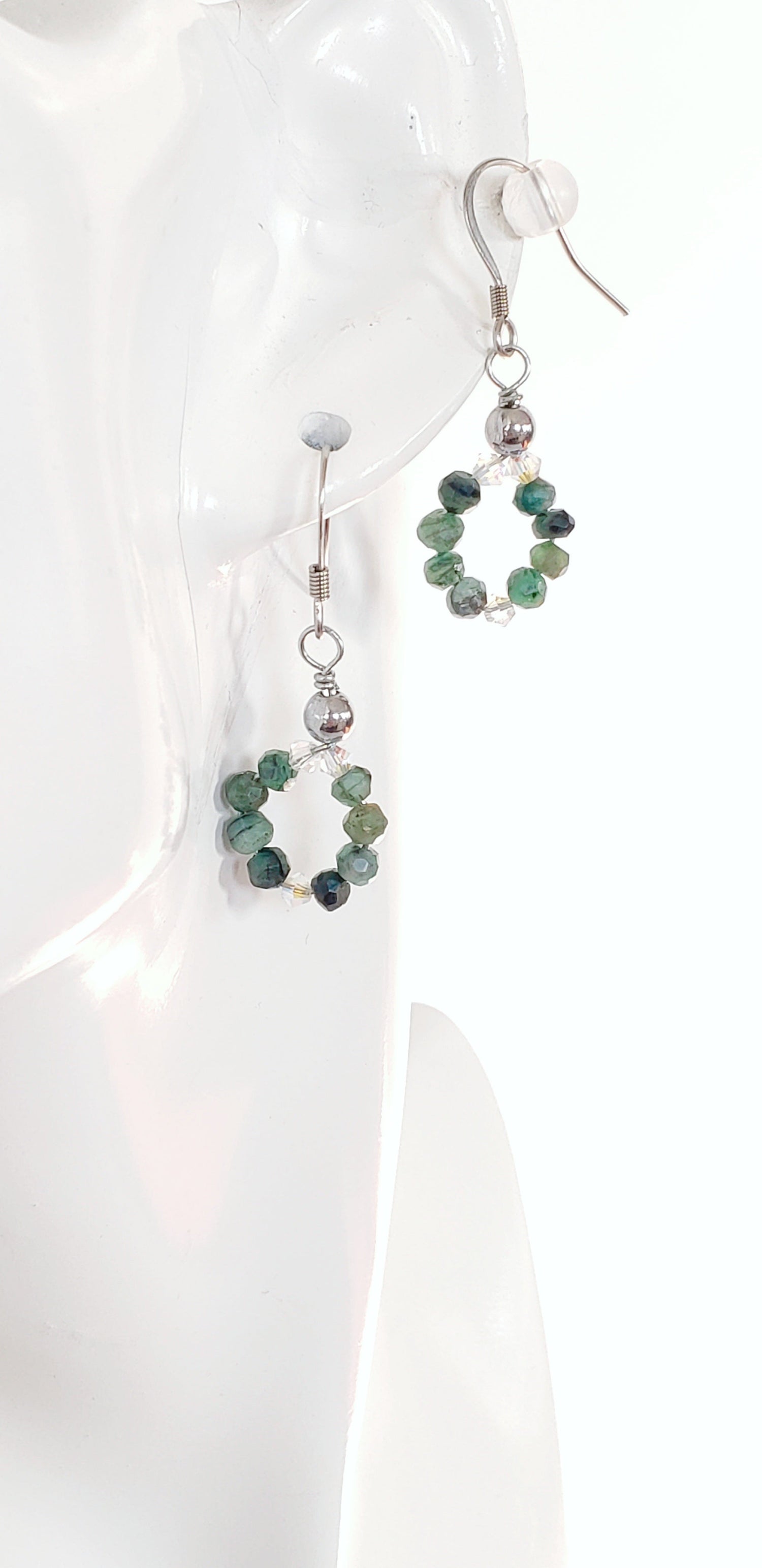 Los Pendientes ideales  para realzar tu estilo con un toque chic.
