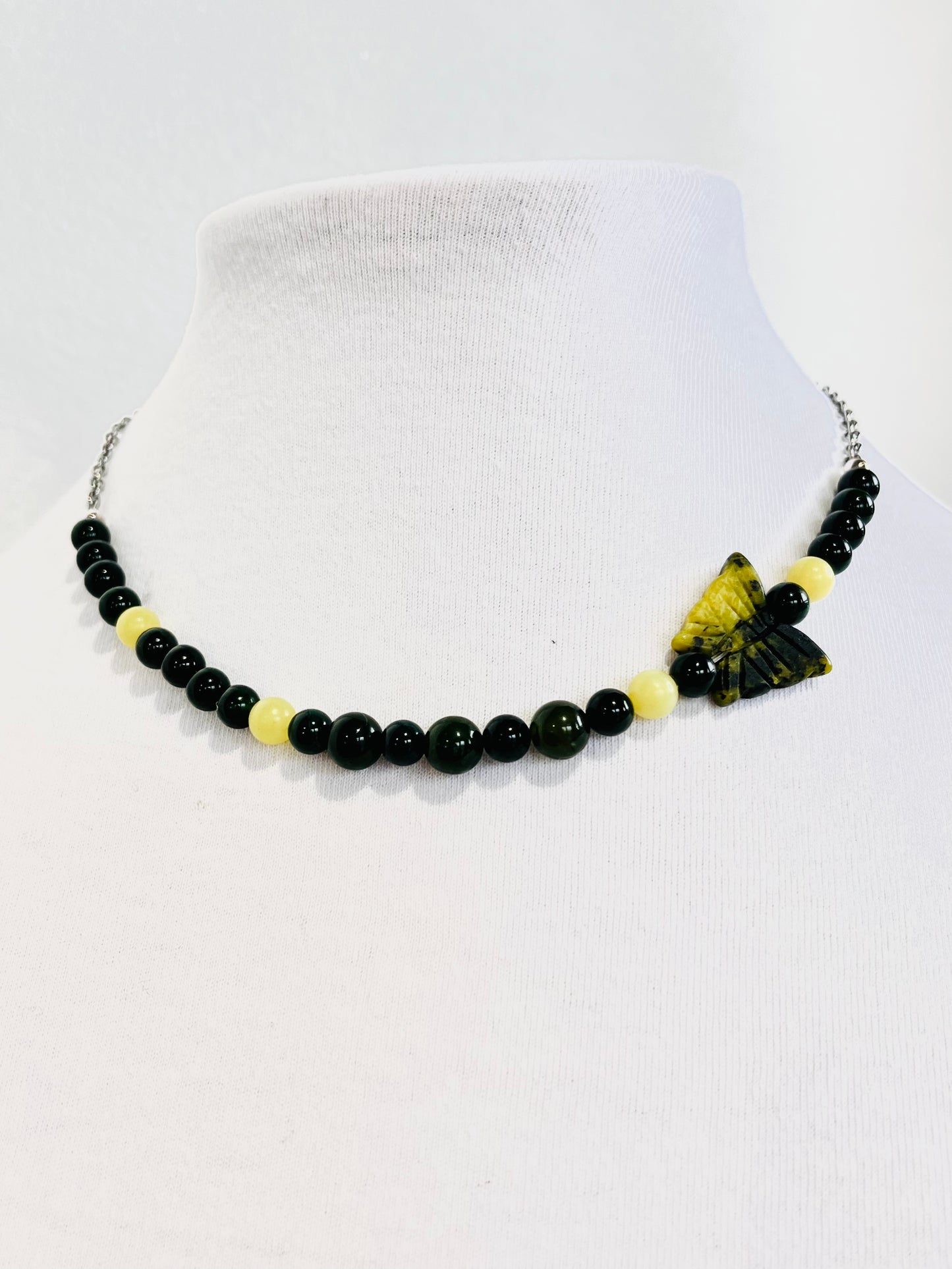 Collar de Jade verde oliva y Cuarzo Verde Oscuro con una Mariposa en Piedra - K.Beloved LLC