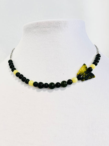 Collar de Jade verde oliva y Cuarzo Verde Oscuro con una Mariposa en Piedra - K.Beloved LLC