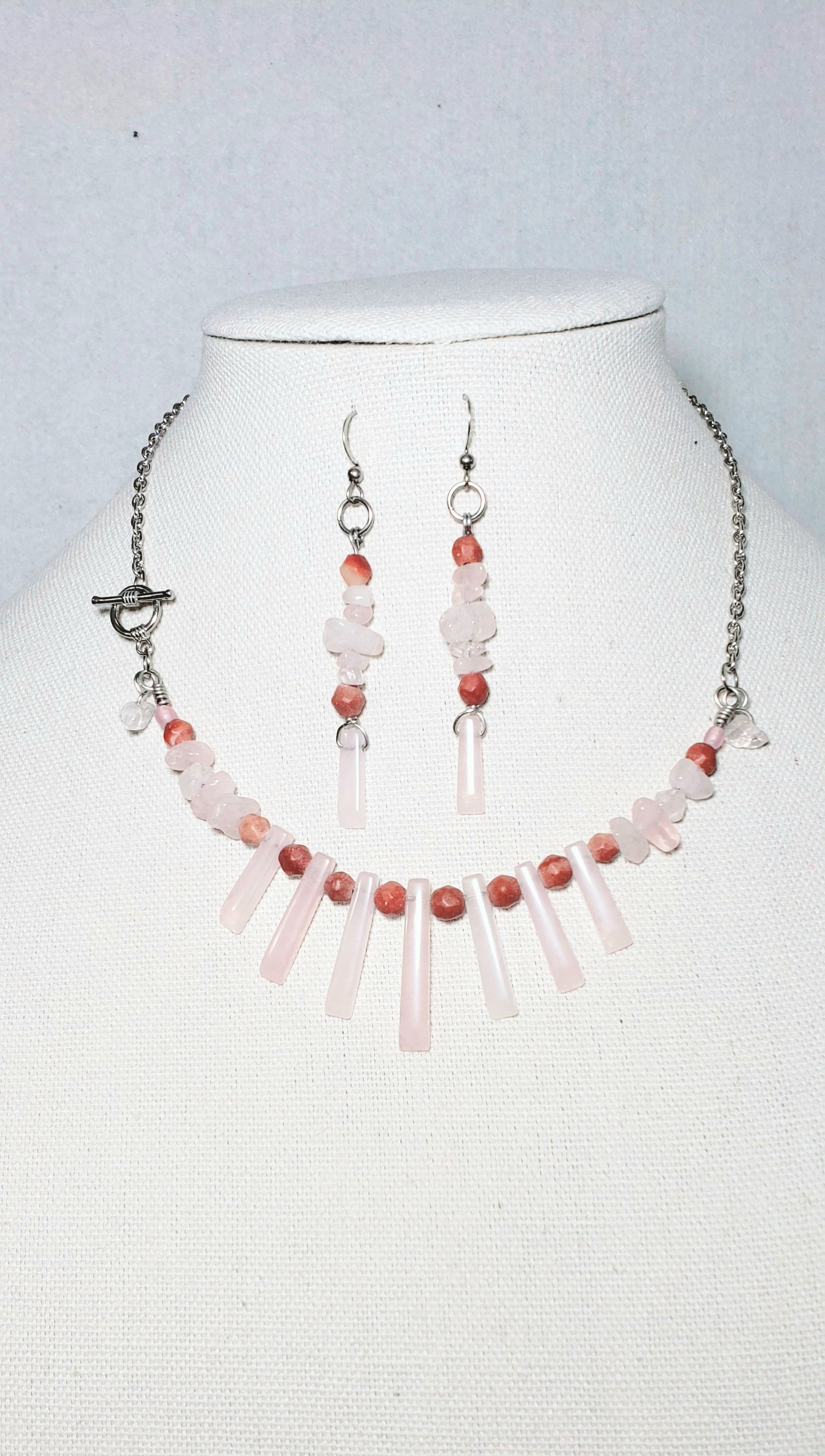 Este conjunto de Collar y Aretes está compuesto por piedras preciosas de cuarzo rosa que aportarán un aspecto suave y delicado - K.Beloved LLC