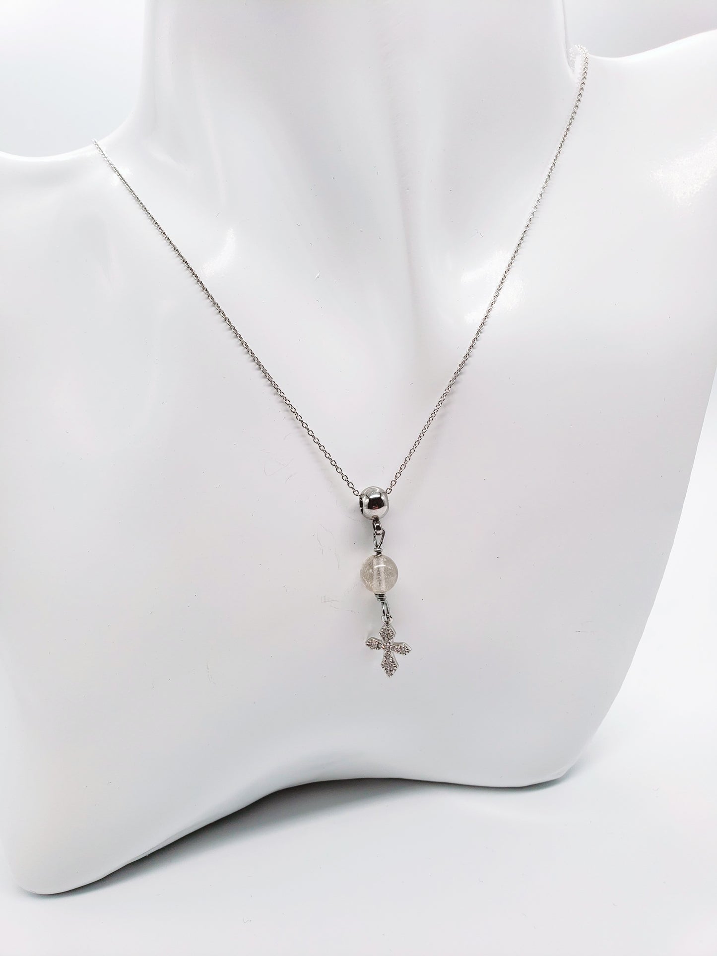 Cadena en 925, presenta un hermoso cuarzo redondo  , con un Colgante de cruz de plata de primera ley con incrustaciones de Piedras  Zirconia . - K.Beloved LLC