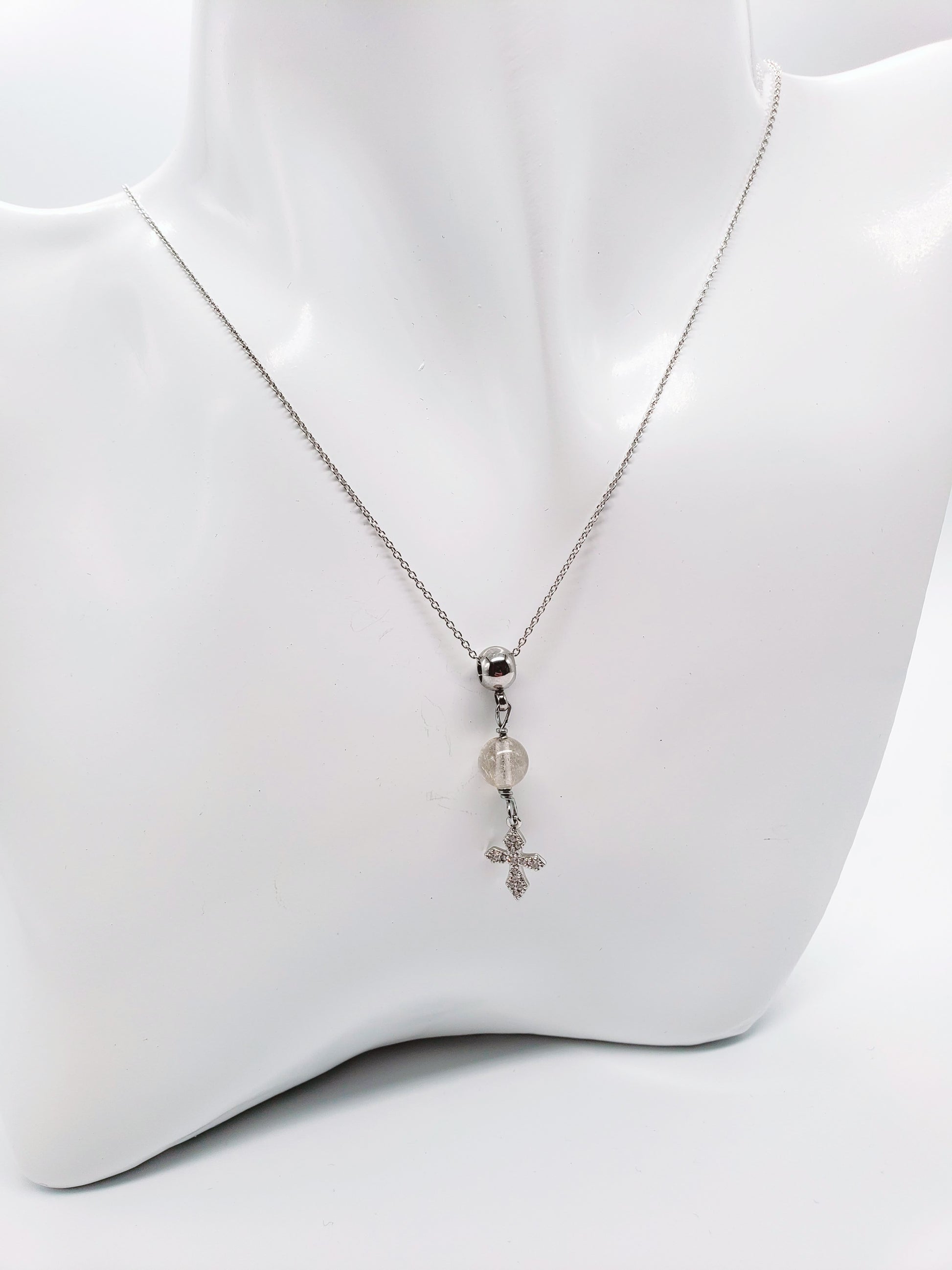 Cadena en 925, presenta un hermoso cuarzo redondo  , con un Colgante de cruz de plata de primera ley con incrustaciones de Piedras  Zirconia . - K.Beloved LLC