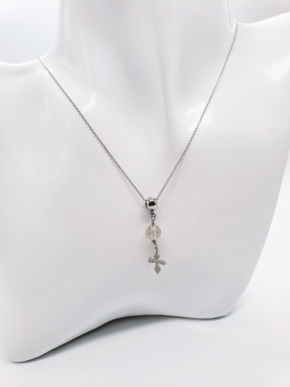 Cadena en 925, presenta un hermoso cuarzo redondo  , con un Colgante de cruz de plata de primera ley con incrustaciones de Piedras  Zirconia . - K.Beloved LLC