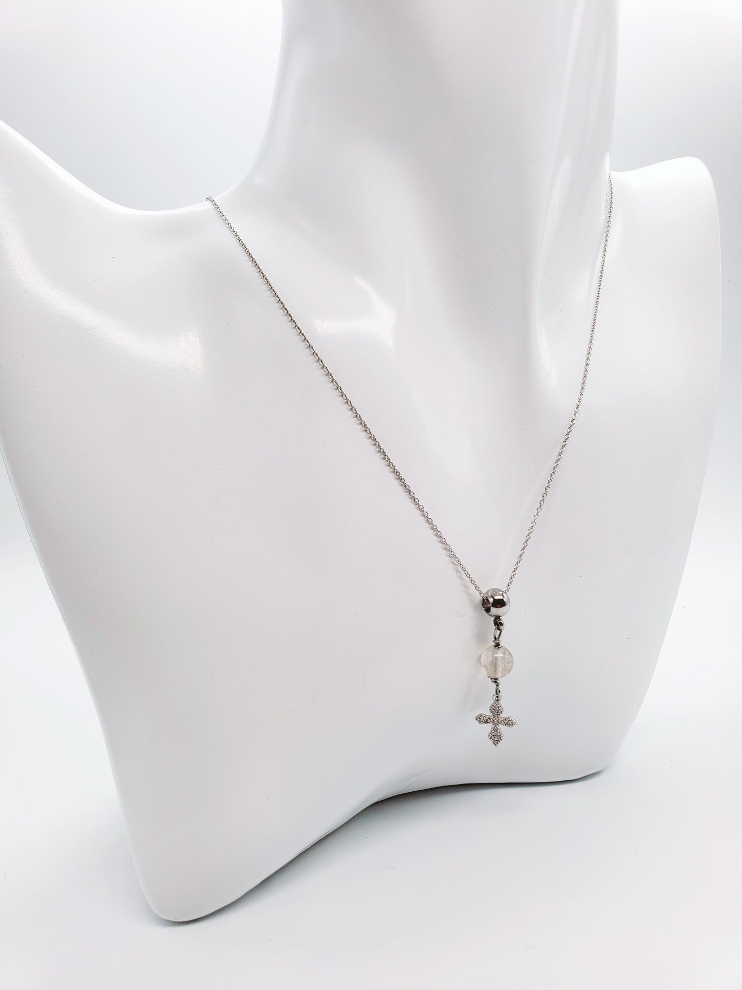 Cadena en 925, presenta un hermoso cuarzo redondo  , con un Colgante de cruz de plata de primera ley con incrustaciones de Piedras  Zirconia . - K.Beloved LLC