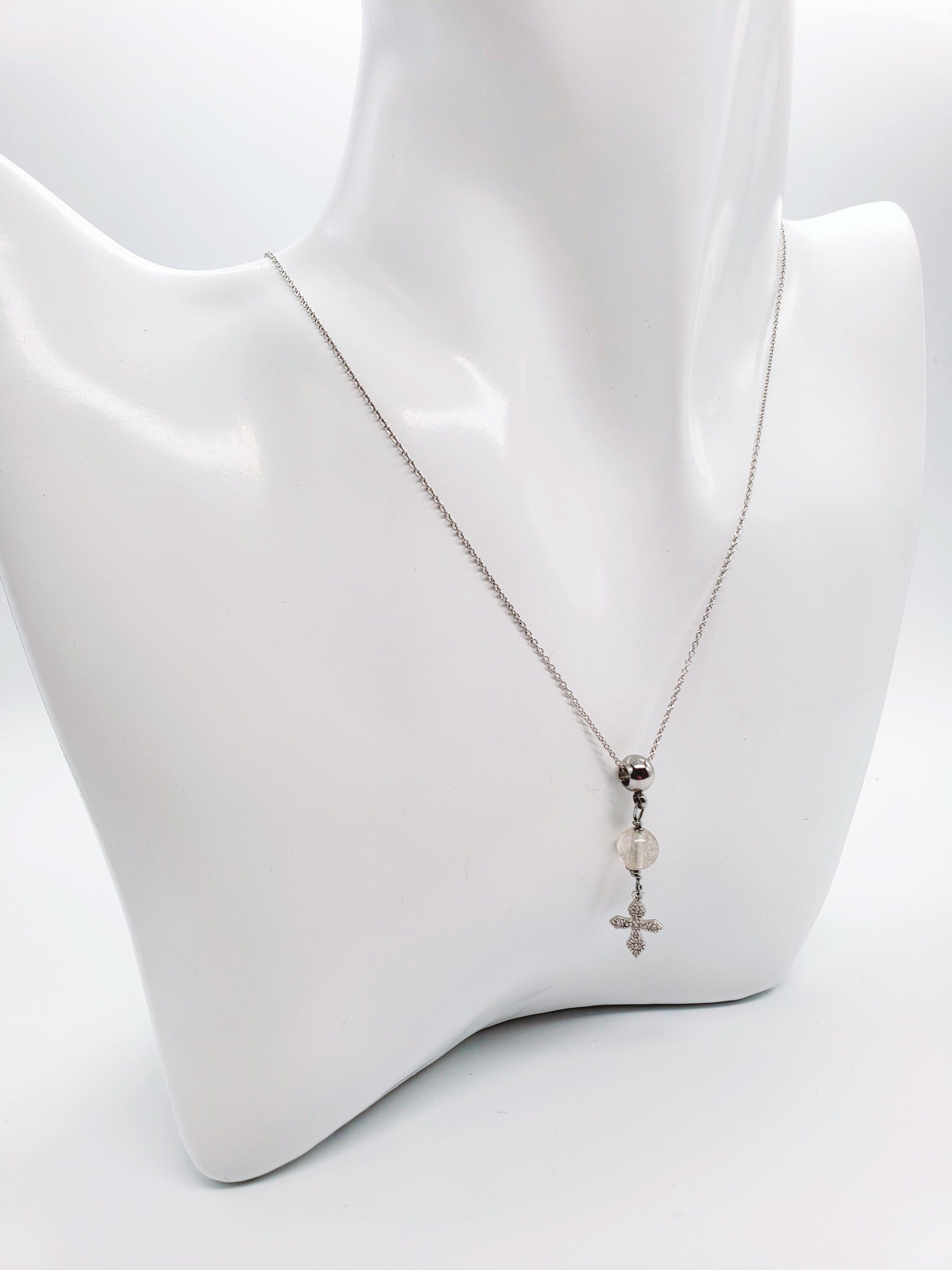 Cadena en 925, presenta un hermoso cuarzo redondo  , con un Colgante de cruz de plata de primera ley con incrustaciones de Piedras  Zirconia . - K.Beloved LLC