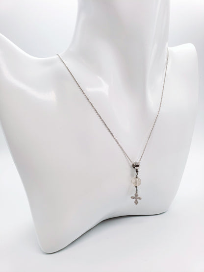 Cadena en 925, presenta un hermoso cuarzo redondo  , con un Colgante de cruz de plata de primera ley con incrustaciones de Piedras  Zirconia . - K.Beloved LLC