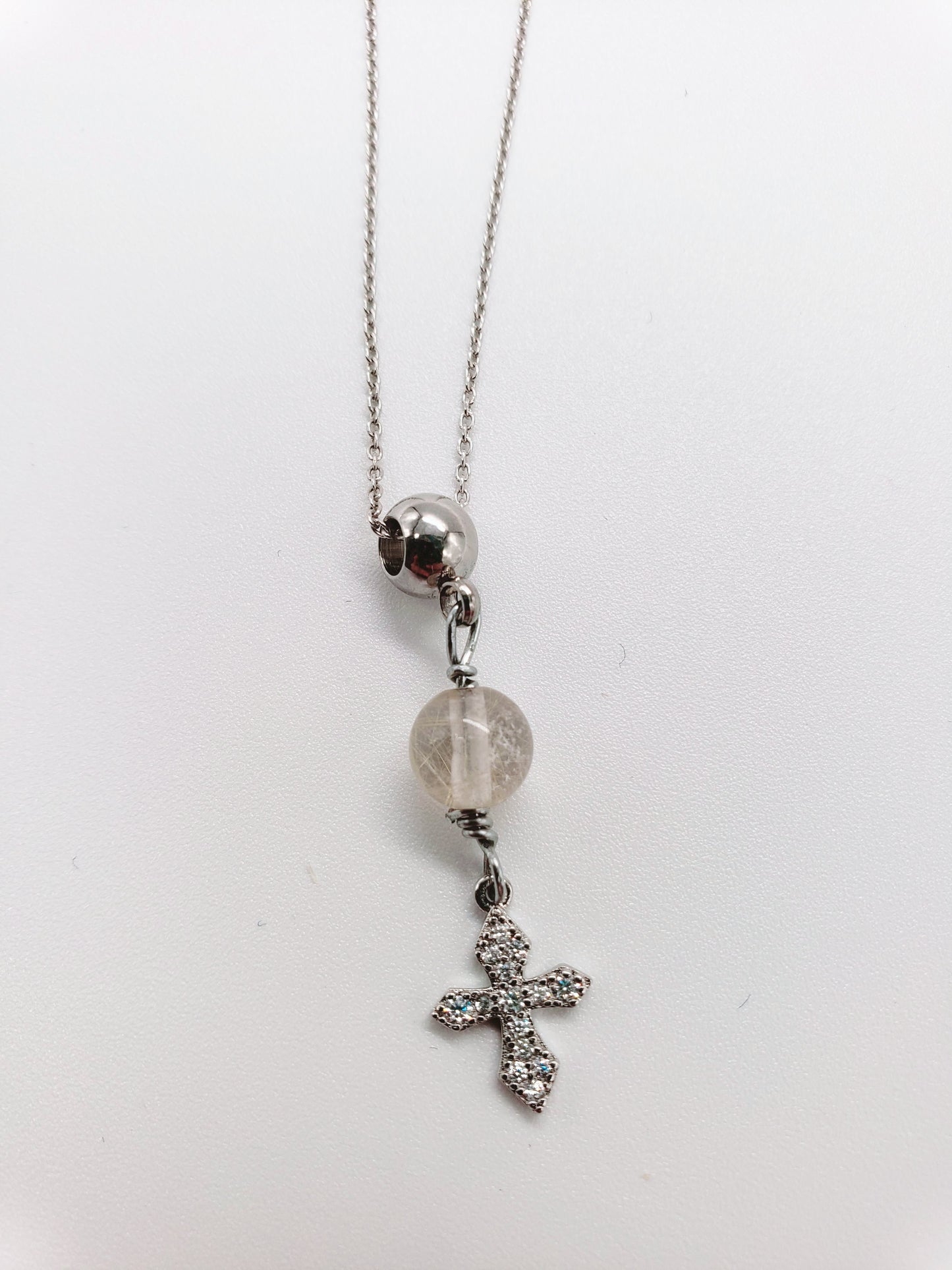 Cadena en 925, presenta un hermoso cuarzo redondo  , con un Colgante de cruz de plata de primera ley con incrustaciones de Piedras  Zirconia . - K.Beloved LLC