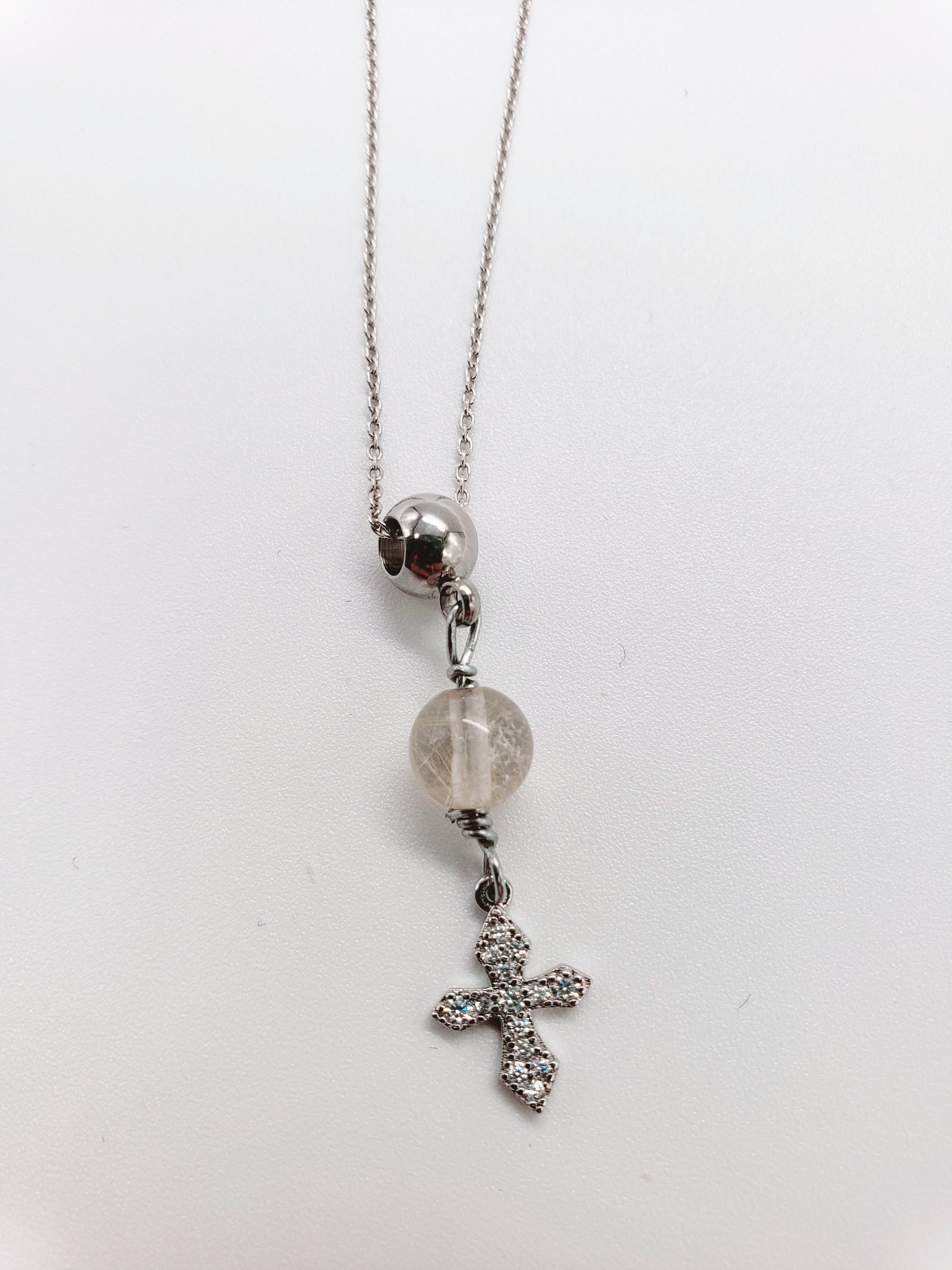 Cadena en 925, presenta un hermoso cuarzo redondo  , con un Colgante de cruz de plata de primera ley con incrustaciones de Piedras  Zirconia . - K.Beloved LLC